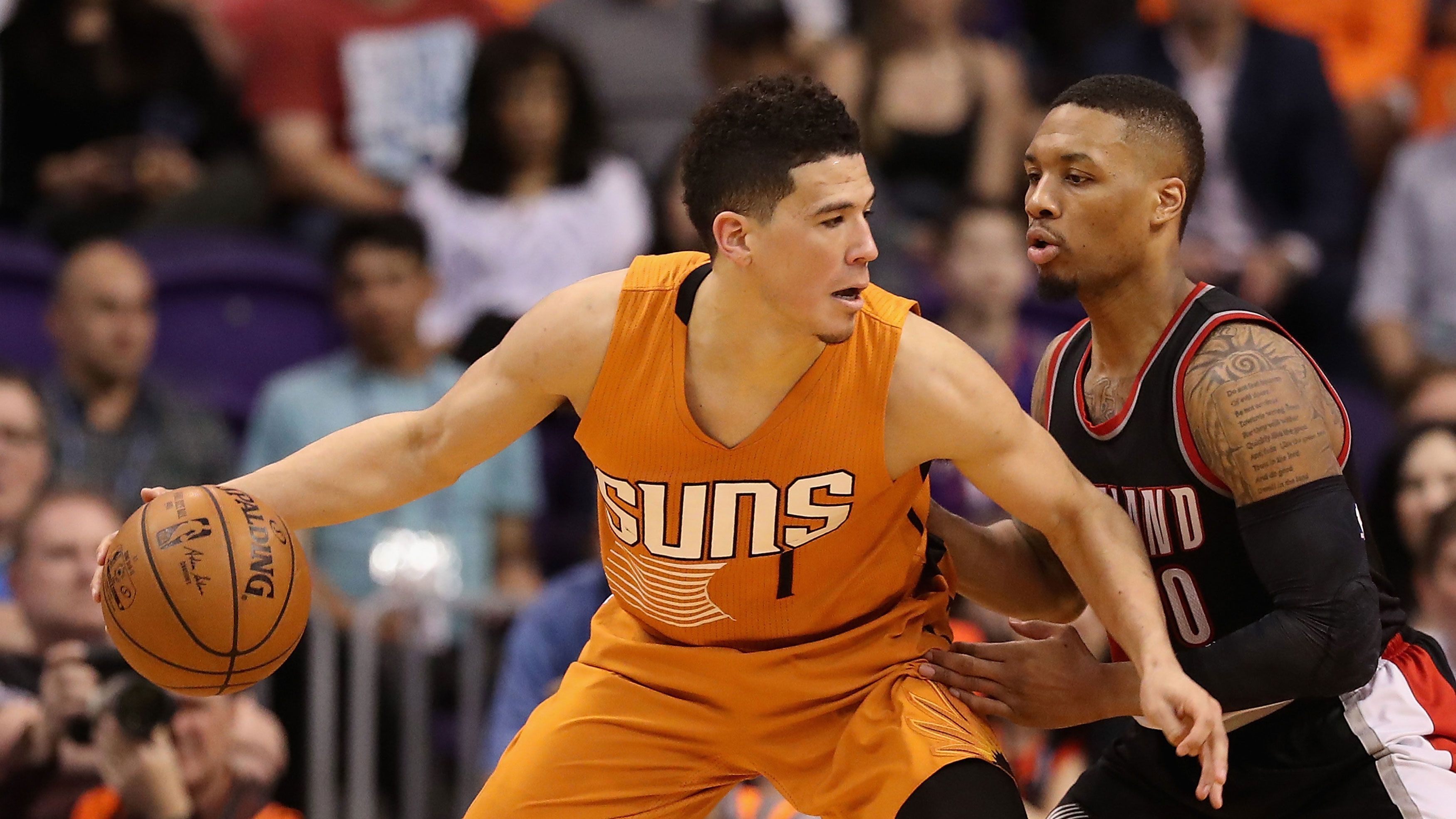 
                <strong>USA (Teil II) (zwölf NBA-Profis)</strong><br>
                Devin Booker (SG, Phoenix Suns): 13. Pick 2015 von Phoenix Suns, 2x All Star, Statistiken 20/21: 25,6 Pts, 4,3 Ast, 4,2 RebDamian Lillard (PG/SG, Portland Trailblazers): 6. Pick 2012 von Portland Trailblazers, 6x All Star, 2013 Rookie of the Year, Statistiken 20/21: 28,8 Pts, 7,5 Ast, 4,2 RebDraymond Green (PF, Golden State Warriors): 35. Pick 2012 von Golden State Warriors, NBA-Champ 2015, 2017 und 2018, 2017 Defensive Player of the Year, 3x All Star, Statistiken 20/21: 7,0 Pts, 8,9 Ast, 7,1 RebZach LaVine (SG, Chicago Bulls): 13. Pick 2014 von Minnesota Timberwolves, 1x All Star. Statistiken 20/21: 27,4 Pts, 4,9 Ast, 5,0 RebJrue Holiday (PG/SG, Milwaukee Bucks): 13. Pick 2010 von Philadelphia 76ers, 1x All Star, Statistiken 20/21: 17,7 Pts, 6,1 Ast, 4,5 RebKeldon Johnson (SF/PF, San Antonio Spurs): 29. Pick 2019 von San Antonio Spurs, Statistiken 20/21: 12,8 Pts, 1,8 Ast, 6,0 Reb
              