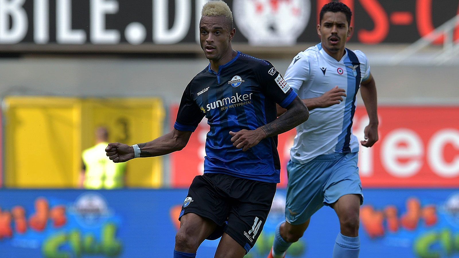 
                <strong>SC Paderborn</strong><br>
                Händeringend sucht Massih Wassey beim SC Paderborn den Ausgang. Der Kanadier mit deutschen Wurzeln hat noch nicht einmal eine feste Rückennummer zugeteilt bekommen und soll dringend abgegeben werden. Auch Khiry Shelton (Foto) befindet sich womöglich auf dem Sprung, wobei die Aussichten für den US-Amerikaner deutlich besser sind - er stand in der Bundesliga immerhin im Aufgebot.
              