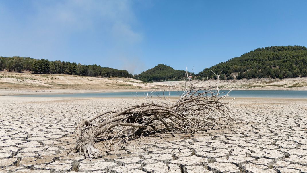 Der Fanaco-See, der einen großen Teil des südlichen Siziliens, darunter auch die Stadt Agrigent, mit Wasser versorgt, zeigt einen extrem niedrigen Wasserstand nach einem Winter mit sehr wenigen Niederschlägen. 