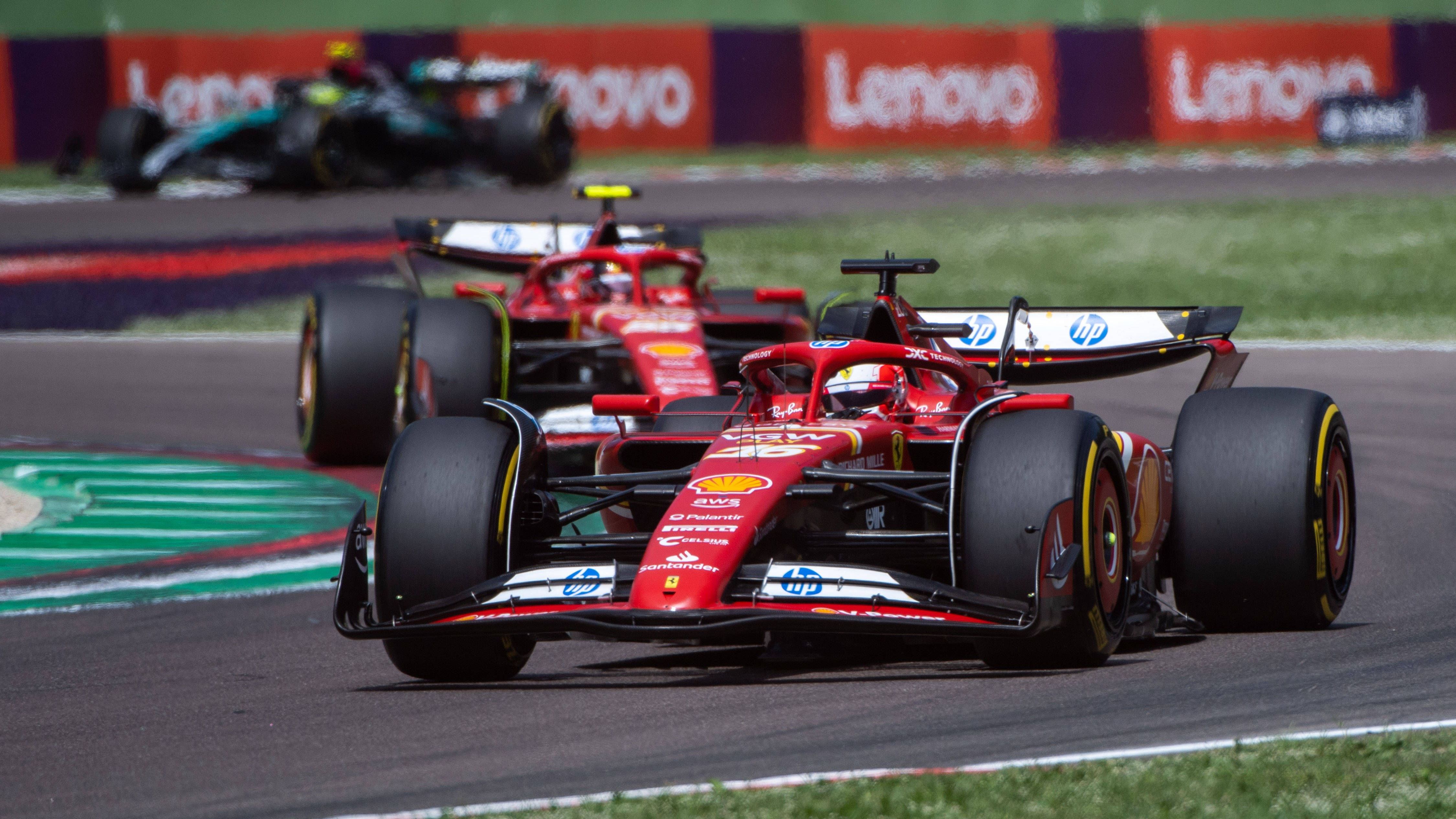 <strong>Verlierer: Ferrari</strong><br>Mit großen Erwartungen war die Scuderia zum Heimspiel nach Imola gereist, am Ende aber wurde das Wochenende gemessen daran eine Enttäuschung. Der dritte Platz von Charles Leclerc war das Maximum, vor allem der Rückstand auf Norris aber war bitter. Vom erhofften Sprung an die Spitze des Feldes war man weiter entfernt als erhofft und befürchtet.