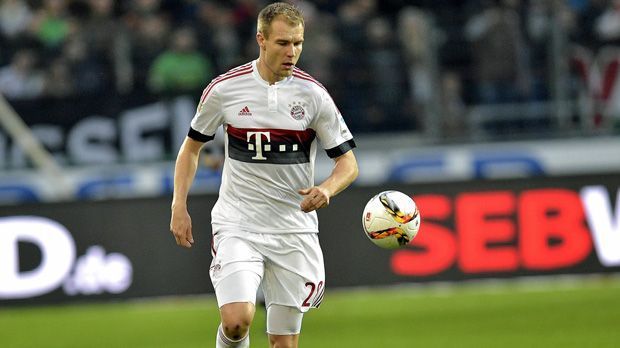 
                <strong>Holger Badstuber</strong><br>
                Badstuber: Der Innenverteidiger hatte mit dem Bayer-Angriff um Chicharito und Kießling wenig Mühe. Seine besten Aktionen hatte Badstuber in der Spieleröffnung mit weiten, präzisen Diagonalpässen. Nach der Halbzeit sorgte er allerdings für einen Schockmoment, als er einen Rückpass auf Neuer zu lässig spielte. Doch sein Keeper rettete für den Bayern-Verteidiger. ran.de-Note: 3,5
              