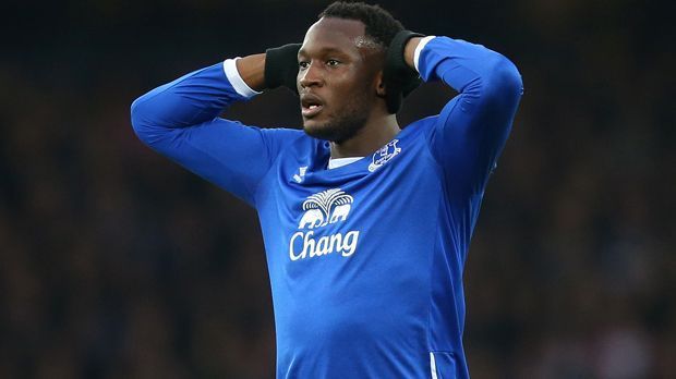 
                <strong>Romelu Lukaku</strong><br>
                Romelu Lukaku: Seit mehreren Transferperioden soll sich Dortmund um Romelu Lukaku bemühen. Eine Chance auf eine Verpflichtung des 22-Jährigen ist allerdings angesichts des derzeitigen Laufs des 22-Jährigen (15 Pflichtspieltreffer in 21 Spielen) in weite ferne gerückt. Nach britischen Medienberichten sollen sich die internationalen Top-Klubs bereits um den belgischen Angreifer reißen und astronomische Summen bieten.
              