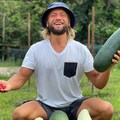 Der Food Influencer Maxim Lyutyi steht vor Gericht wegen des Todes seines einmonatigen Sohnes Kosmos. Er soll das Neugeborene verhungert haben lassen. 