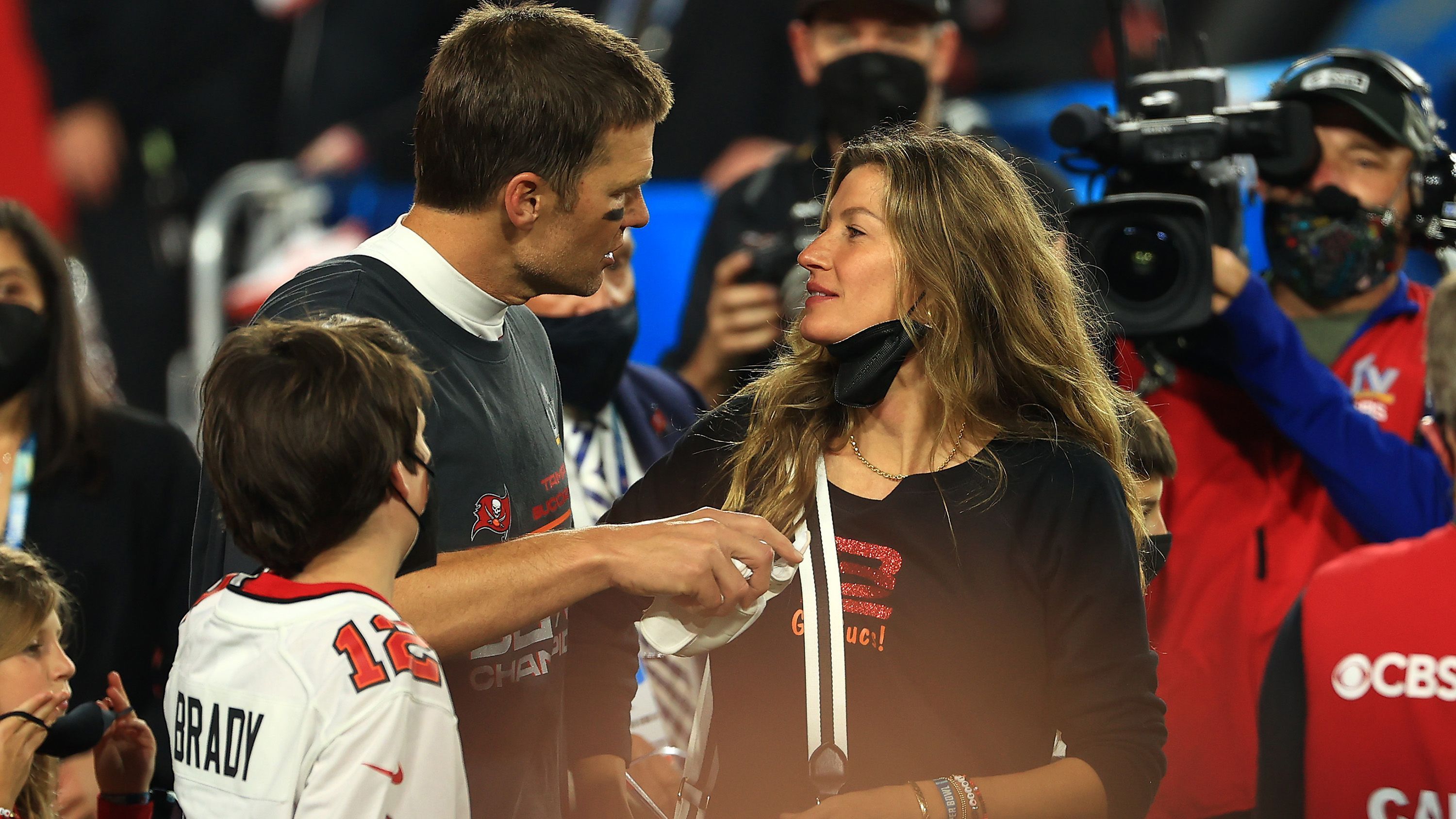 
                <strong>Gisele Bündchen und die Familie</strong><br>
                Seit nunmehr zwölf Jahren sind Tom Brady und Gisele Bündchen verheiratet. Erst vor kurzem erklärte das brasilianische Supermodel, dass sich die beiden bei einem Blind Date kennengelernt haben. Im Dezember 2009 kam der erste gemeinsame Sohn Benjamin zur Welt, drei Jahre später folgte Tochter Vivian. Zusammen mit Jack, Bradys Sohn aus erster Ehe, bilden die fünf eine Bilderbuchfamilie. Dabei spricht der 43-Jährige nur selten öffentlich über seine liebsten, genießt stattdessen die Ruhe im Kreise der Familie. 
              