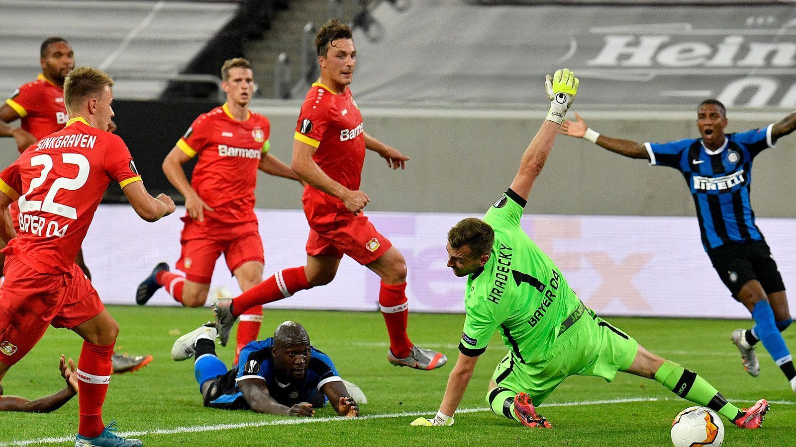 
                <strong>Julian Baumgartlinger</strong><br>
                Vor dem 0:2 nicht konsequent und schnell genug, um Tapsoba im Zweikampf gegen Lukaku zu helfen. Hat alle Hände voll zu tun, um in der defensiven Schaltzentrale die Löcher zu stopfen, was oft nicht gelingt. Im Spiel nach vorne ohne die nötigen Ideen, in der Rückwärtsbewegung bisweilen zu langsam. Wird in der 68. Minute ausgewechselt. ran-Note: 4
              