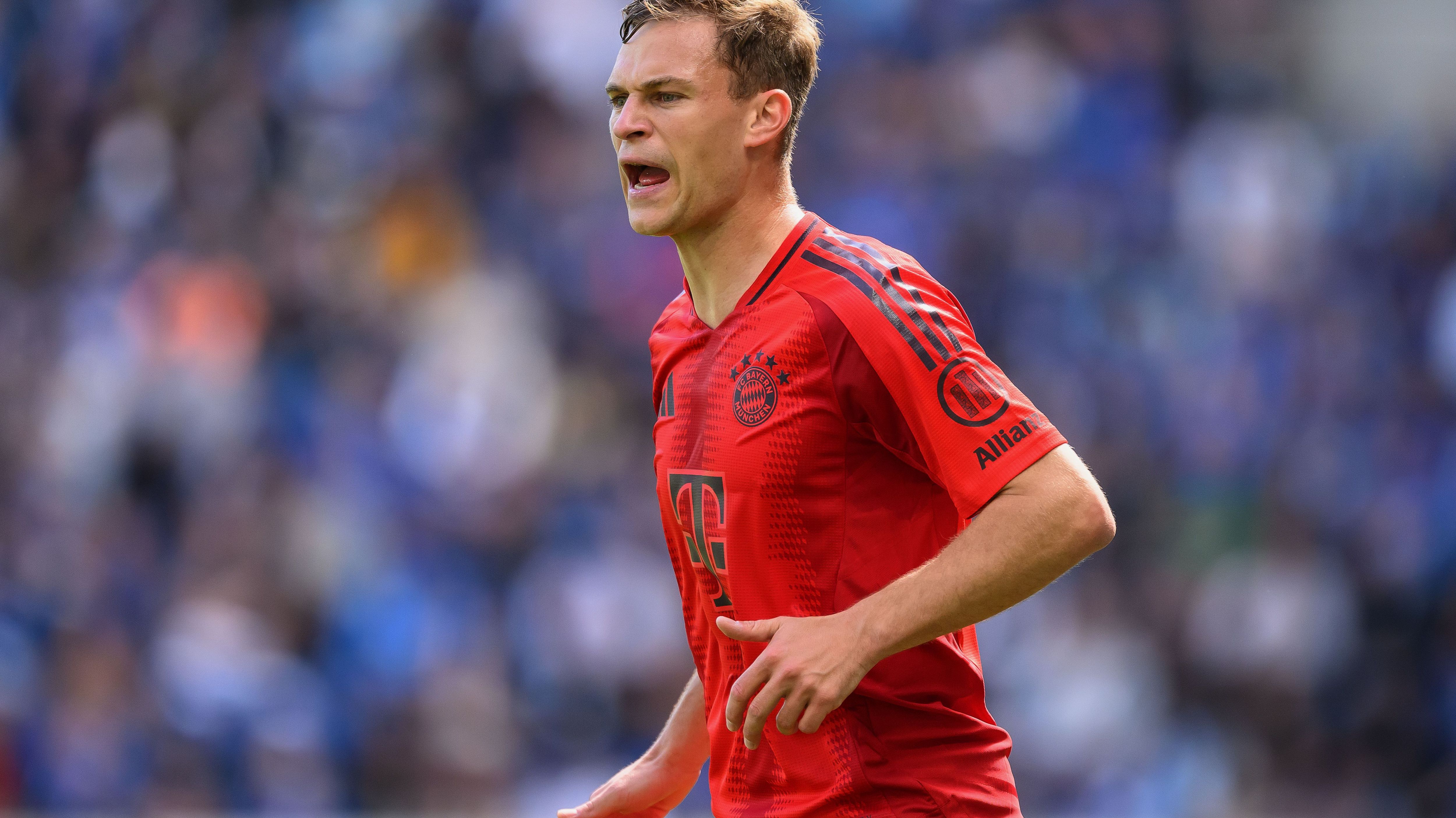 <strong>Joshua Kimmich</strong><br>Die Zukunft von Kimmich ist die wohl spannendste Personalie beim FC Bayern. Sein Vertrag läuft lediglich bis zum Sommer 2025. Laut "Sky" gab es bisher noch keine konkreten Gespräche über eine Verlängerung. Demnach sei Kimmich den Verantwortlichen mit einem Jahresgehalt von 20 Millionen Euro zu teuer. Zumal plane Trainer Vincent Kompany im Mittelfeld mit anderen Spielern.