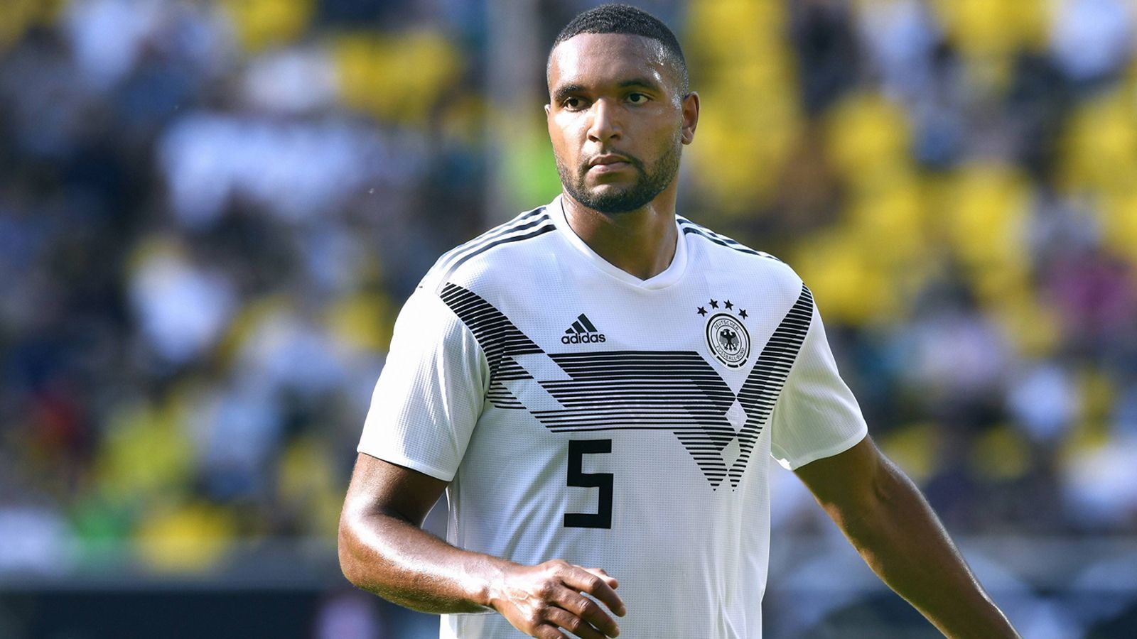 
                <strong>Jonathan Tah (Deutschland)</strong><br>
                Jonathan Tah ist zwar bereits Bestandteil der A-Nationalmannschaft, stand im endgültigen Kader der Europameisterschaft 2016 und im vorläufigen Kader der Weltmeisterschaft 2018. Um Turniererfahrung zu sammeln, spielt er trotzdem die U21-Europameisterschaft und führt Deutschland als Kapitän an. Nationaltrainer Stefan Kuntz bescheinigt dem 23-Jährigen eine super Einstellung, einen vorbildlichen Charakter und viel Qualität.
              