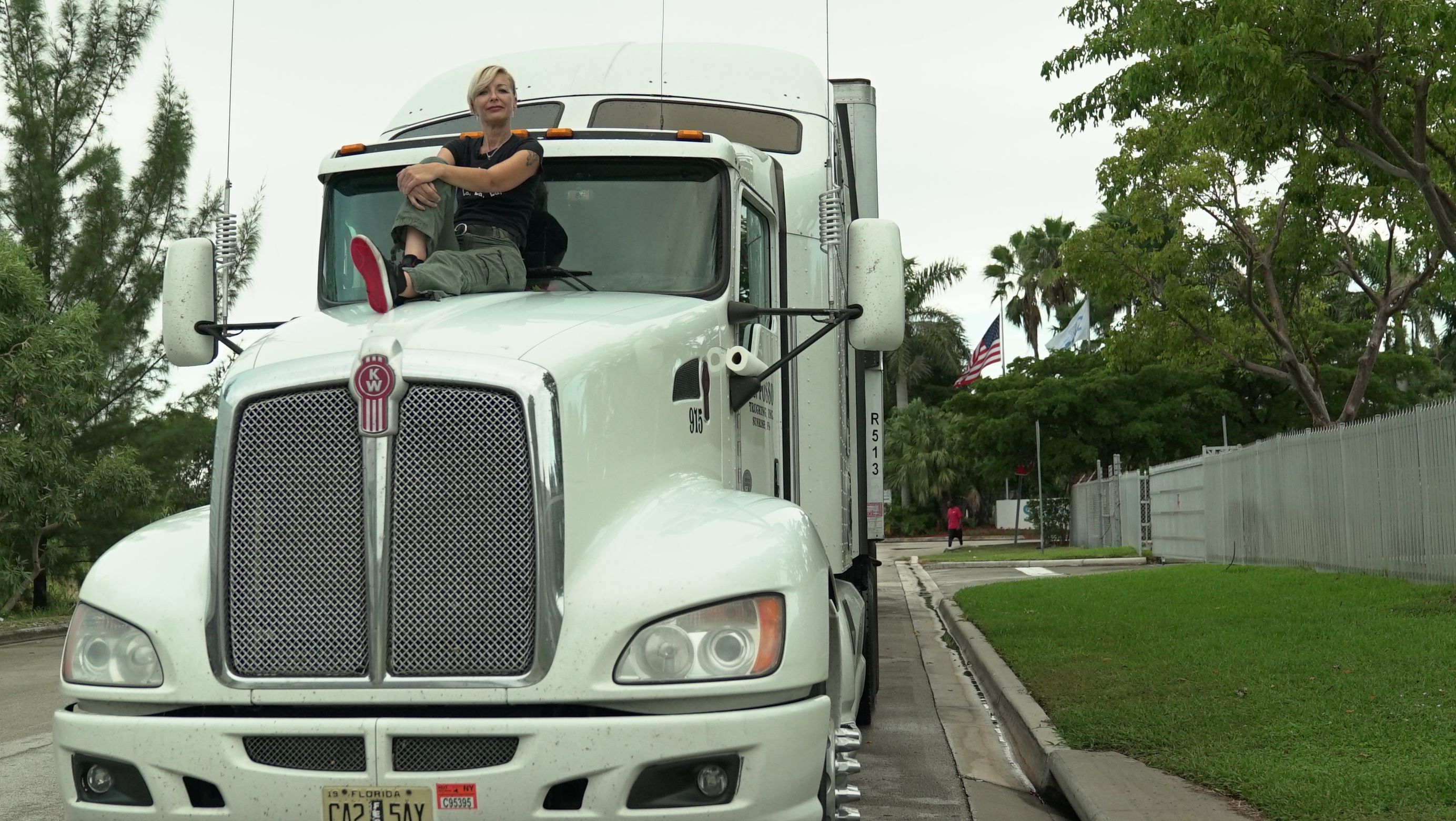 Nicht nur im Truck, sondern auch darauf sitzt "Trucker Babe" Brita gerne.