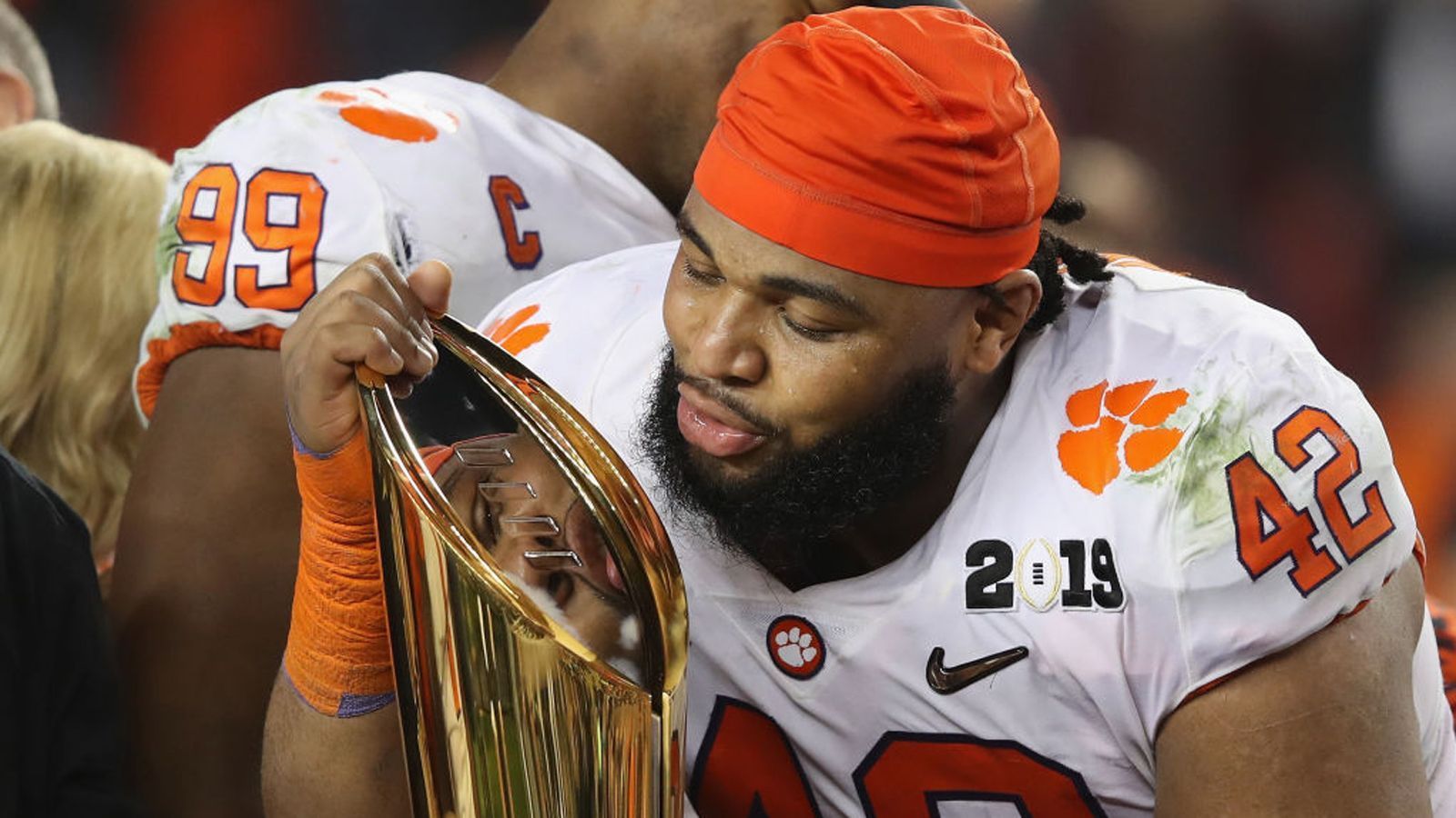 
                <strong>Christian Wilkins (Clemson)</strong><br>
                Weil aller guten Dinge drei sind, schieben wir noch einen weiteren Defensive Lineman von der Clemson University hinterher. Auch der Defensive Tackle Christian Wilkins, der alternativ auch als Defensive End eingesetzt werden kann, wird als möglicher Erstrunden-Pick gehandelt. Er hat vier Jahre am College gespielt, kam in dieser Zeit auf insgesamt 192 Total Tackles, 40,5 Tackles for Loss und 16 Sacks. Der 1,93 Meter große und 136 Kilogramm schwere Defensive Liner bringt nicht nur eine tolle Athletik mit, sondern auch eine vorbildliche Mentalität. Er gilt als extrem fleißig und ist im Locker Room ein echter Anführer.  
              