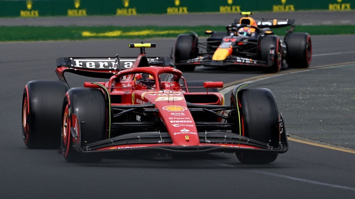 Carlos Sainz im Ferrari vor Sergio Perez im Red Bull beim Formel-1-Rennen in Australien 2024
