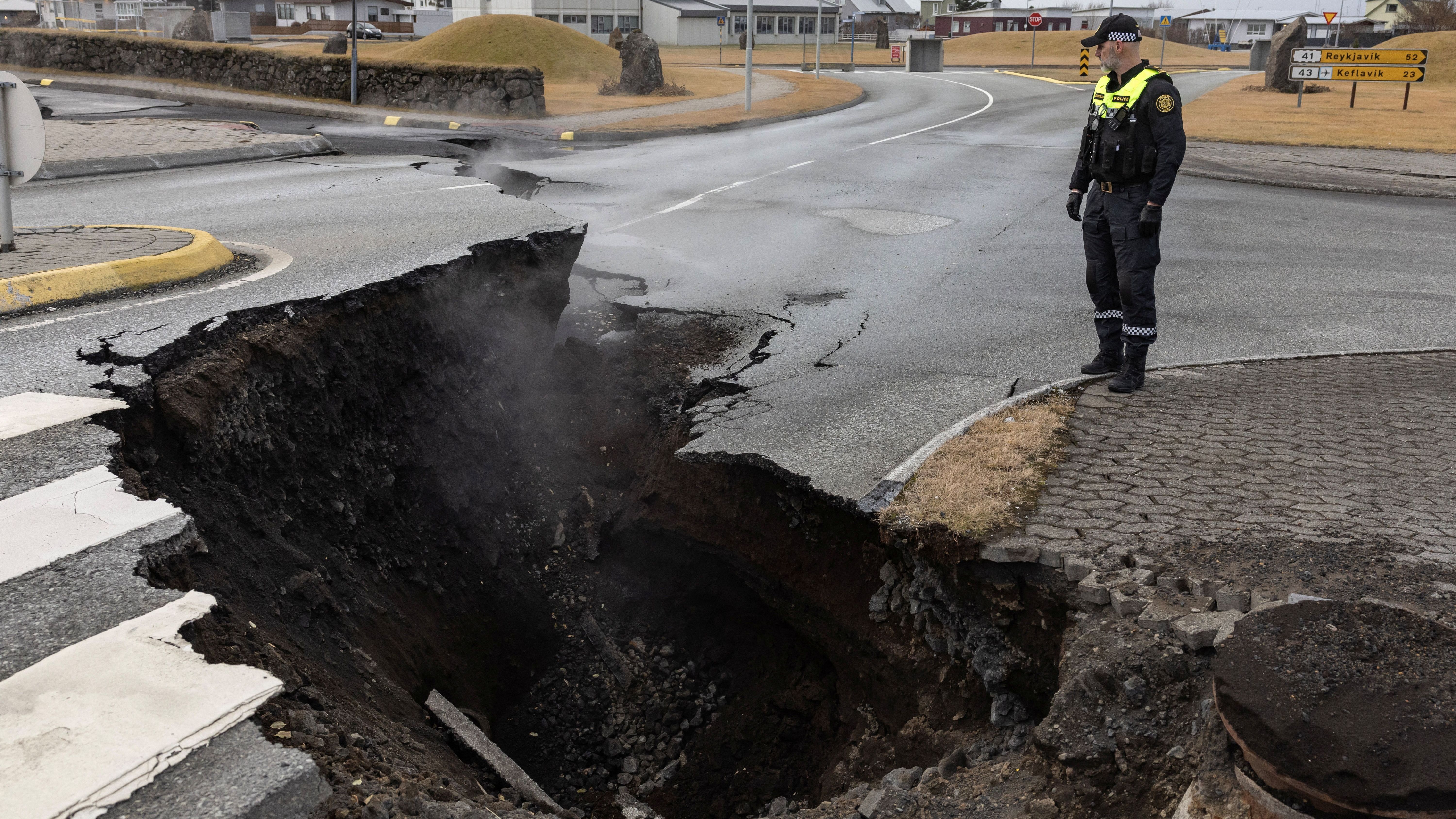 In Grindavik sind riesige Löcher in den Straßen entstanden.