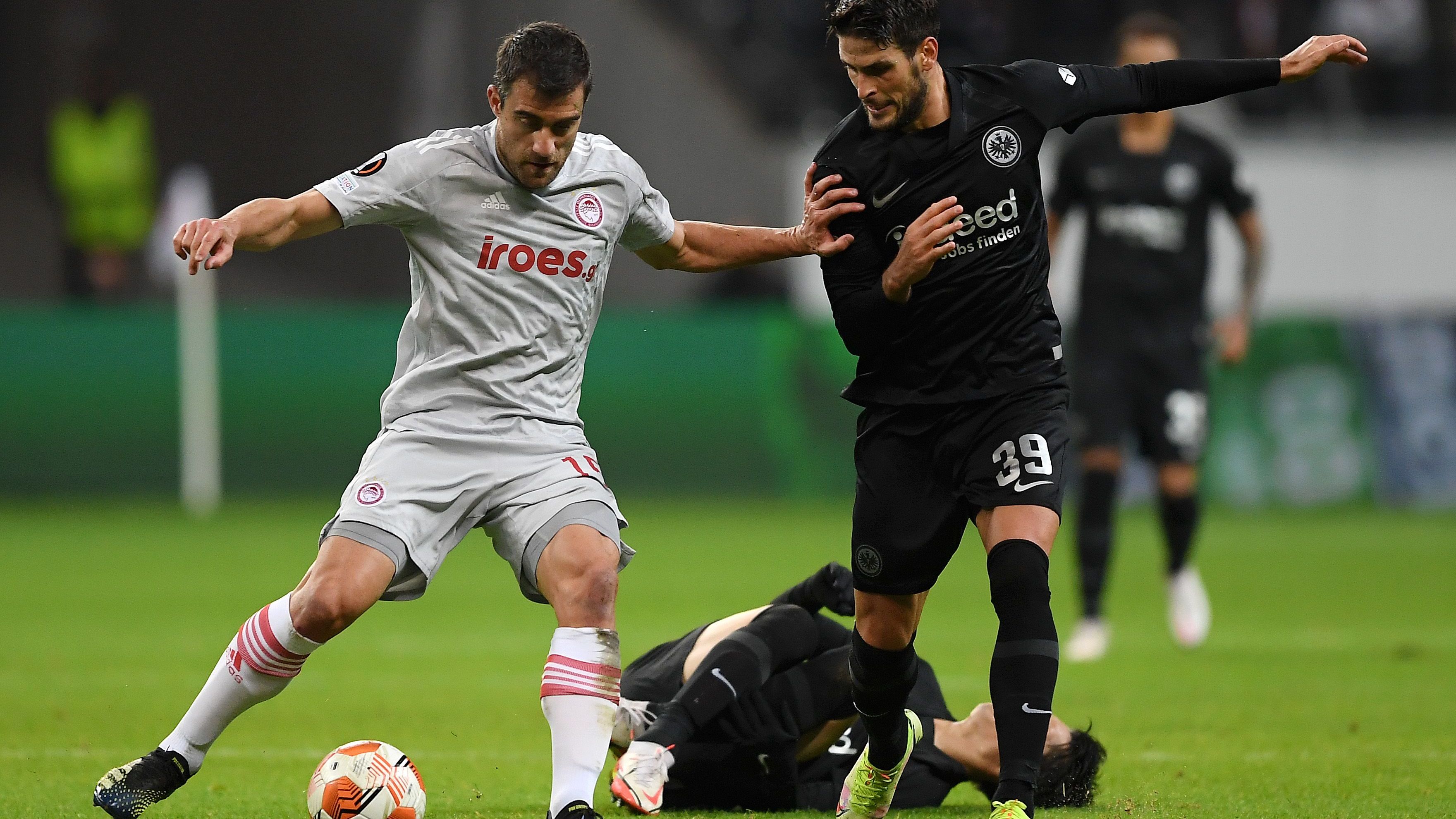 <strong>Sokratis Papastathopoulos (vereinslos)</strong><br>Auch Sokratis (l.) hat die besten Tage seiner Karriere bereits hinter sich. Von 2011 bis 2018 machte er sich in der Bundesliga als zweikampfstarker Abwehrrecke einen Namen. Fünf Jahre davon trug der Grieche das Trikot von Borussia Dortmund. Über den FC Arsenal landete der mittlerweile 35-Jährige bei Olympiakos Piräus, wo er im Sommer keinen Vertrag mehr erhielt.