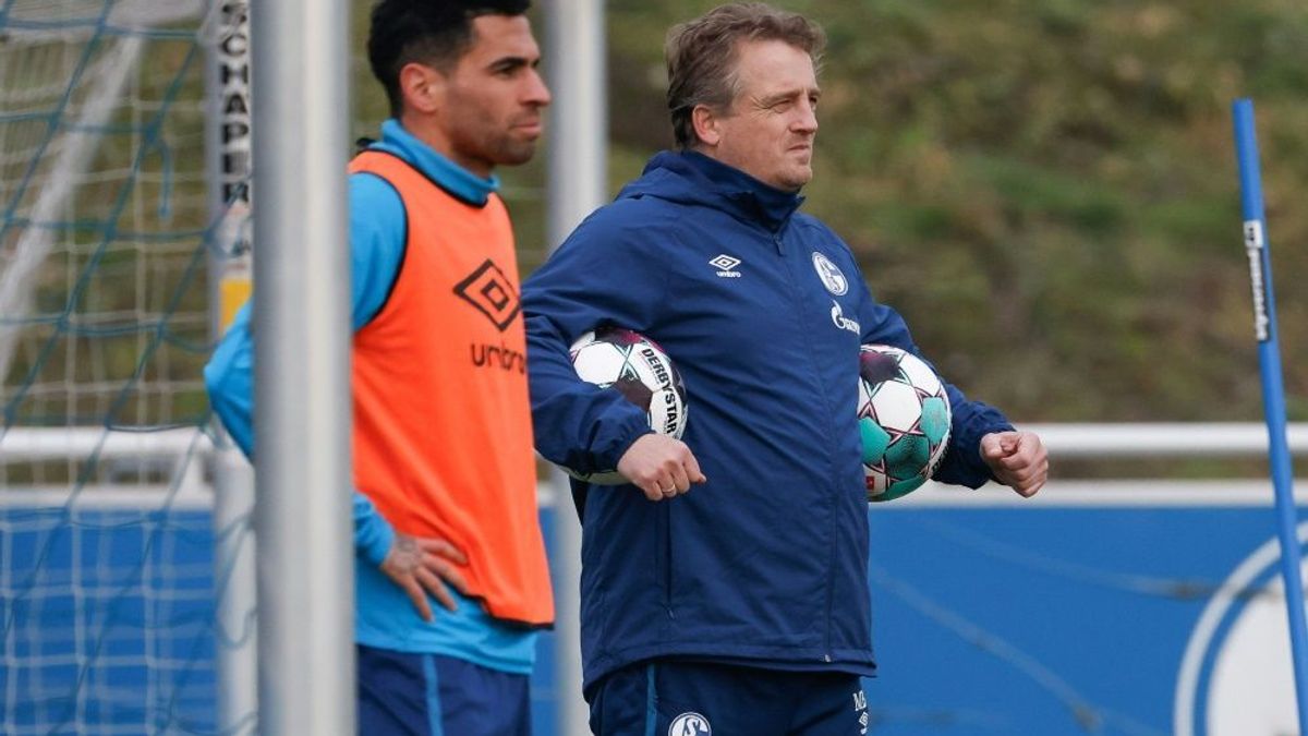 Mike Büskens (r.) leitete am Montag das Training