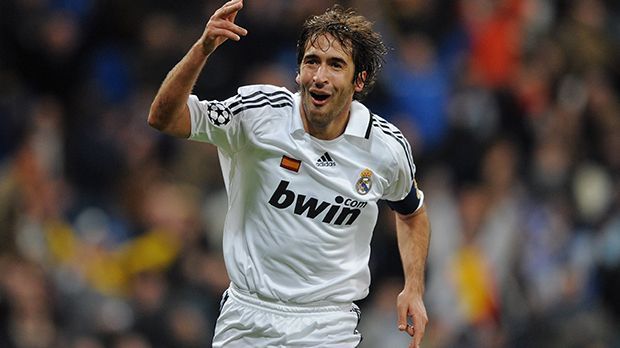 
                <strong>Platz 3: Raul (142 Einsätze)</strong><br>
                Platz 3: Raul mit 142 Einsätzen. Einmal mehr als der Waliser steht der Torjäger in der Champions League auf dem Platz - vor allem für Real Madrid, in der Saison 2010/2011 aber auch für Schalke 04. Mit 66 Toren führt der Linksfuß lange die Torschützenliste an. Drei Mal hält er die Trophäe in den Händen: 1998, 2000 und 2002.
              