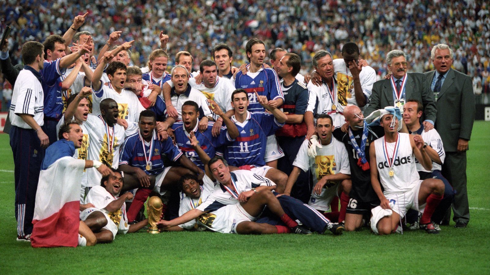 
                <strong>WM 1998 - Frankreich </strong><br>
                Die "Grande Nation" ist am Ziel und feiern ihren ersten Triumph bei einer Weltmeisterschaft. Die WM-Gastgeber gewinnen das Finale gegen Brasilien überraschend deutlich mit 3:0. Überragender Mann ist hierbei Spielmacher Zinedine Zidane, der mit zwei Kopfballtoren das Endspiel entscheidet. Erstmals nehmen bei dieser WM 32 Länder teil. 
              