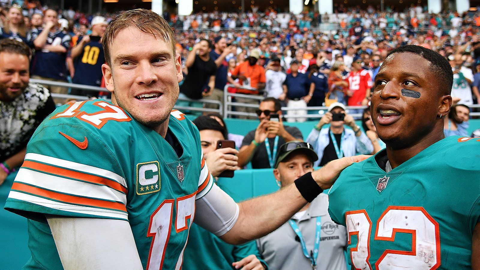 
                <strong>Draft Needs der Miami Dolphins</strong><br>
                Ryan Tannehill haben die Miami Dolphins auf- und an die Tennessee Titans abgegeben. Zwar wurde mit Ryan Fitzpatrick ein neuer Starting Quarterback geholt, doch auf der wichtigsten Position überhaupt muss unbedingt noch etwas gemacht werden. Diese Personalie überstrahlt einfach alles. Der neue Head Coach Brian Flores wird sich aber auch über andere Baustellen den Kopf zerbrechen. So sollten Offensive- und Defensive-Line verstärkt werden. Und nicht zu vergessen: Im Pass Rush fehlt es derzeit auch noch an Qualität.
              