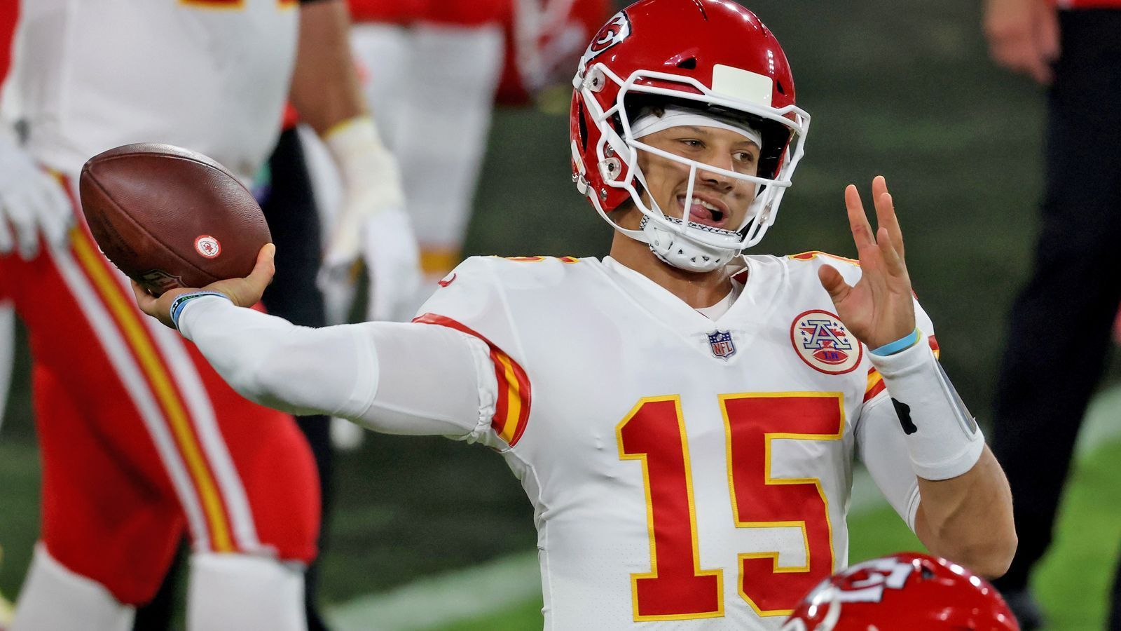 
                <strong>Quarterback: Patrick Mahomes (Kapitän) - 94 Punkte</strong><br>
                Mahomes-Magie bei Monday Night Football. Der Quarterack der Kansas City Chiefs warf gegen die Baltimore Ravens für 385 Yards, vier Touchdowns und lief einmal selbst in die Endzone. Habt Ihr Mahomes als Kapitän aufgestellt, verdoppelt sich seine 47-Punkte-Performance gar auf 94 Zähler - der Fantasy-Bestwert am 3. Spieltag.
              