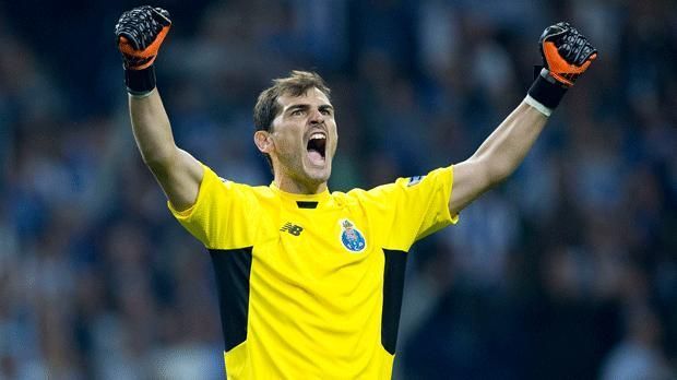 
                <strong>Iker Casillas: Häufigste weiße Weste</strong><br>
                Iker Casillas stellt einen neuen Champions-League-Rekord auf: Bei dem 2:0-Erfolg von Porto über Tel Aviv behält Casillas zum 51. Mal seinen Kasten in der Königsklasse sauber - keiner spielte häufiger zu Null. Damit überholt er die Manchester-Legende Edwin van der Sar (50). ran.de zeigt weitere Rekorde der Champions League.
              