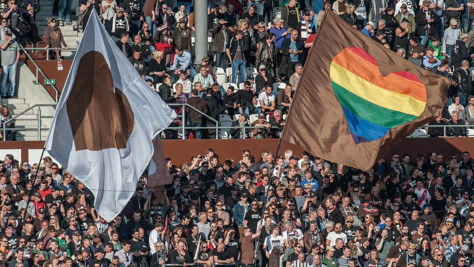 
                <strong>Image: FC St. Pauli</strong><br>
                Während der Hamburger SV in der gesellschaftlichen Wahrnehmung zumeist weniger gut wegkommt, hat sich der Konkurrent aus dem Norden der Hafenstadt ein positives Image verschafft. Kampagnen gegen Homophobie und Rassismus sowie Konstanz auf den Führungspositionen lassen den Verein in der Öffentlichkeit besser dastehen als den großen Nachbarn. Auch der Ruf als "Arbeiterklub" weckt bei neutralen Fußballfans Sympathien für den "kleineren" der beiden Hamburger Profivereine.
              