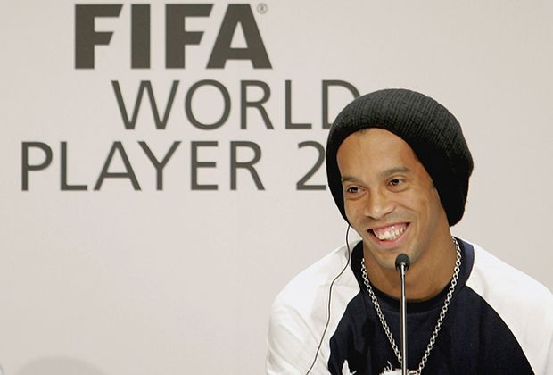 
                <strong>Ronaldinho</strong><br>
                Auch der mittlerweile 35-Jährige hatte seine beste Zeit bei Barca (2003-2008). Wurde auf dem Höhepunkt seiner Leistungsfähigkeit 2002 Weltmeister und zwei Mal in Folge Weltfußballer des Jahres (2004, 2005).
              