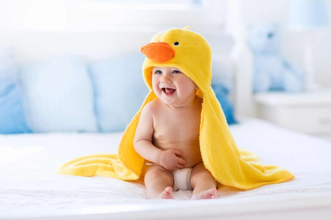 Was ist süßer, das Baby oder der Küken-Badeanzug? Die Kombi sorgt für Wangenkneif-Reflexe.