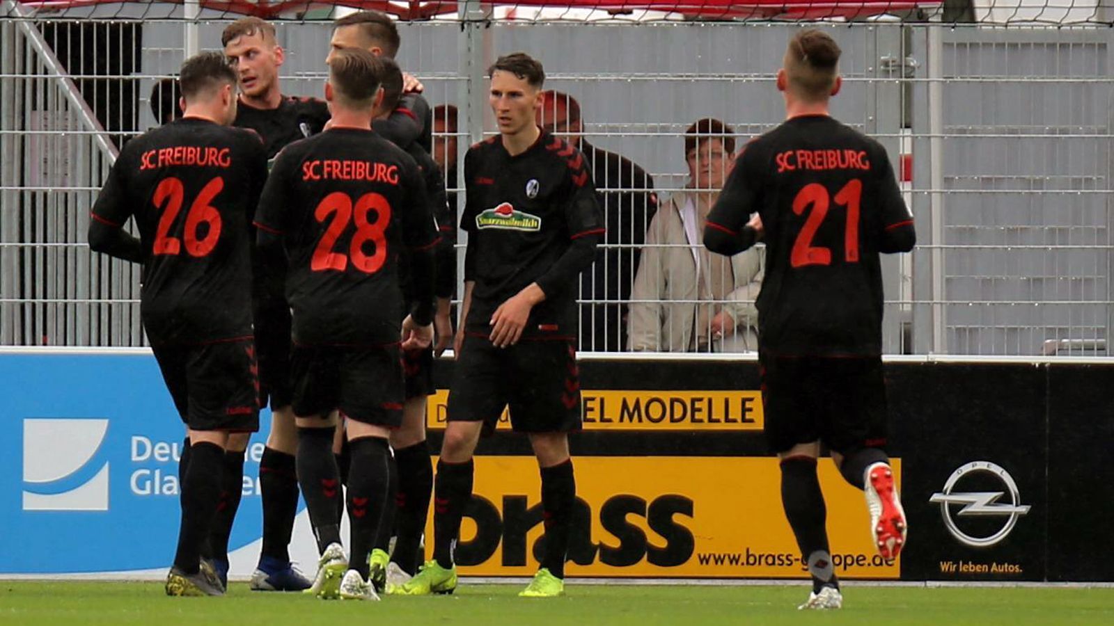 
                <strong>SC Freiburg (Regionalliga Südwest)</strong><br>
                Die Zweitvertretung des SC Freiburg ist in der Regionalliga Südwest nach zuletzt Platz 7 (55 Punkte) die beste der vier zweiten Mannschaften. Bis auf ein einjähriges Intermezzo in der Oberliga hält sich der Breisgauer Nachwuchs auch schon seit 2008 in der Regionalliga. 
              