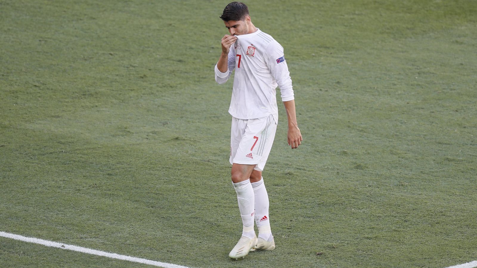 
                <strong>Spanien</strong><br>
                Bis zum letzten Spieltag der Gruppe war nicht klar, ob Spanien in der K.o.-Runde der Euro vertreten sein würde. Einem einfallslosen 0:0 gegen Schweden folgte ein enttäuschendes 1:1 gegen Polen. Im letzten Spiel gegen die Slowakei schossen sich die Iberer beim 5:0 zwar den Frust von der Seele, die Probleme der Seleccion bleiben jedoch bestehen. Immerhin: Spanien geht mit einem guten Gefühl in das Spiel gegen Kroatien.
              