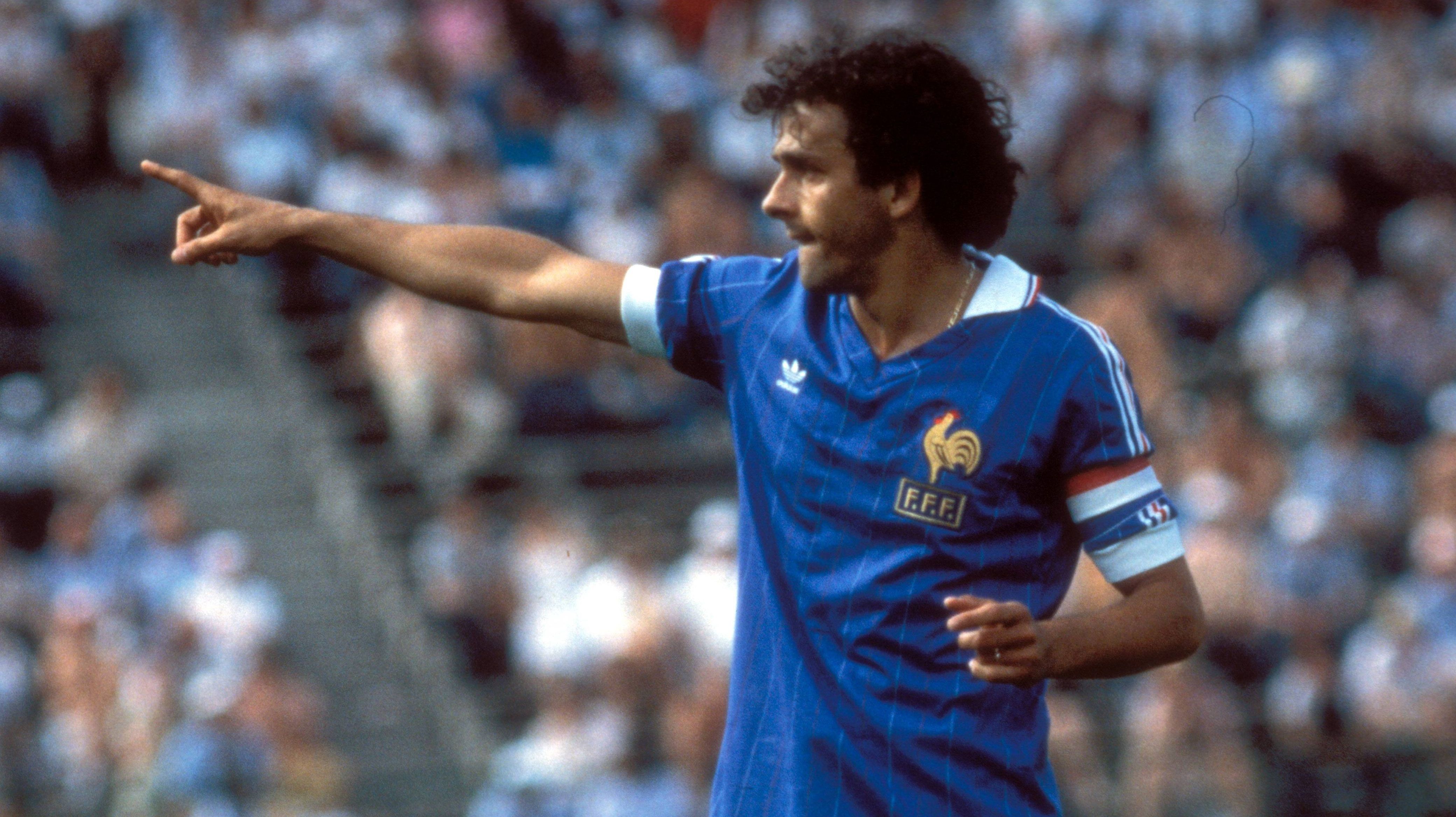 
                <strong>Michel Platini</strong><br>
                Der Franzose war einer der besten Nationalspieler seines Landes. Platini bestritt 72 Partien für Frankreich und führte das Team 1984 als Kapitän zum EM-Titel. 1987 beendete er seine aktive Laufbahn, kehrte jedoch nach einem Jahr nochmals auf den Rasen zurück - im Trikot der Nationalmannschaft von Kuwait. Auf Einladung des Emirs spielte er 21 Minuten in einem Freundschaftsspiel gegen die Sowjetunion.
              