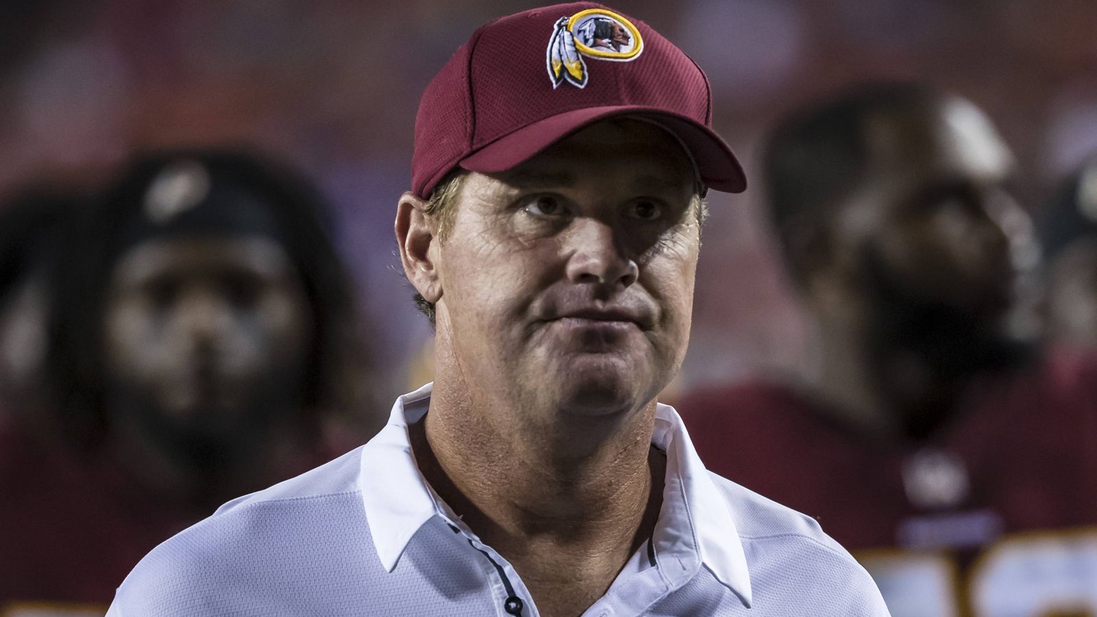 
                <strong>Jay Gruden (Bruder, Head Coach bei den Washington Redskins)</strong><br>
                "Er hat jeden Tag eine wahnsinnige Energie. Egal, ob er eine oder fünf Stunden schläft. Dazu ist er sehr leidenschaftlich, ein großartiger Motivator. Immer bestens vorbereitet, er studiert das Spiel. Und hat einen Plan für seinen Quarterback. Der muss gut vorbereitet sein, und oft machen das der Quarterbacks Coach oder der Coordinator. Bei Jon macht es Jon. Er macht die Arbeit von vier verschiedenen Leuten. Er ist fordernd, bei allen."
              