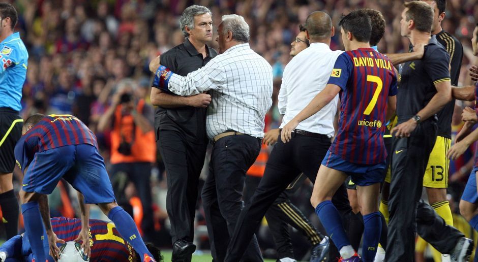 
                <strong>Mourinho und Guardiola - eine eigenartige Beziehung</strong><br>
                Zum Eklat kommt es im August 2011 im spanischen Supercup. Mourinho gerät mit Guardiolas Assistent Tito Vilanova aneinander. Mourinho will an dessen Ohr ziehen, kommt dabei allerdings mit seinem Finger ins Auge des Barca-Co-Trainers. Reue zeigt der Portugiese nicht: "Vor 'Pito', oder wie der heißt, habe ich nichts zu verbergen. Ich spiele wie ein Mann und falle nicht bei der ersten Berührung zu Boden."
              