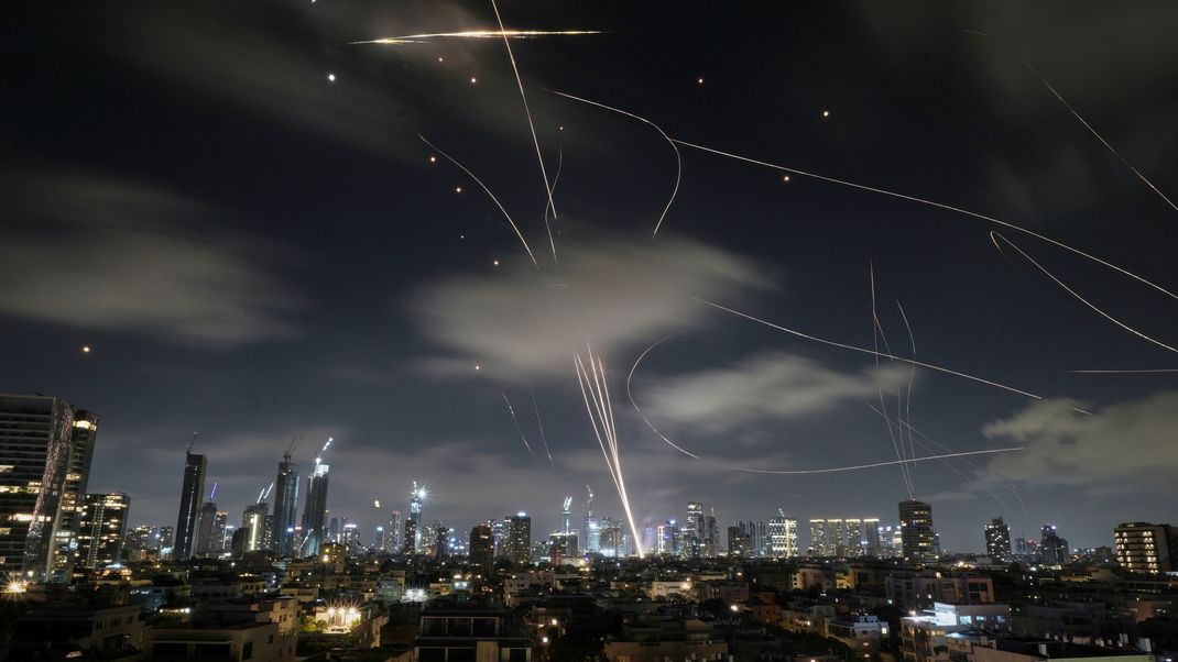 Das israelische Luftabwehrsystem Iron Dome feuert, um während eines iranischen Angriffs auf Tel Aviv, Israel, am frühen Mittwoch, dem 18. Juni 2025, Raketen abzufangen.