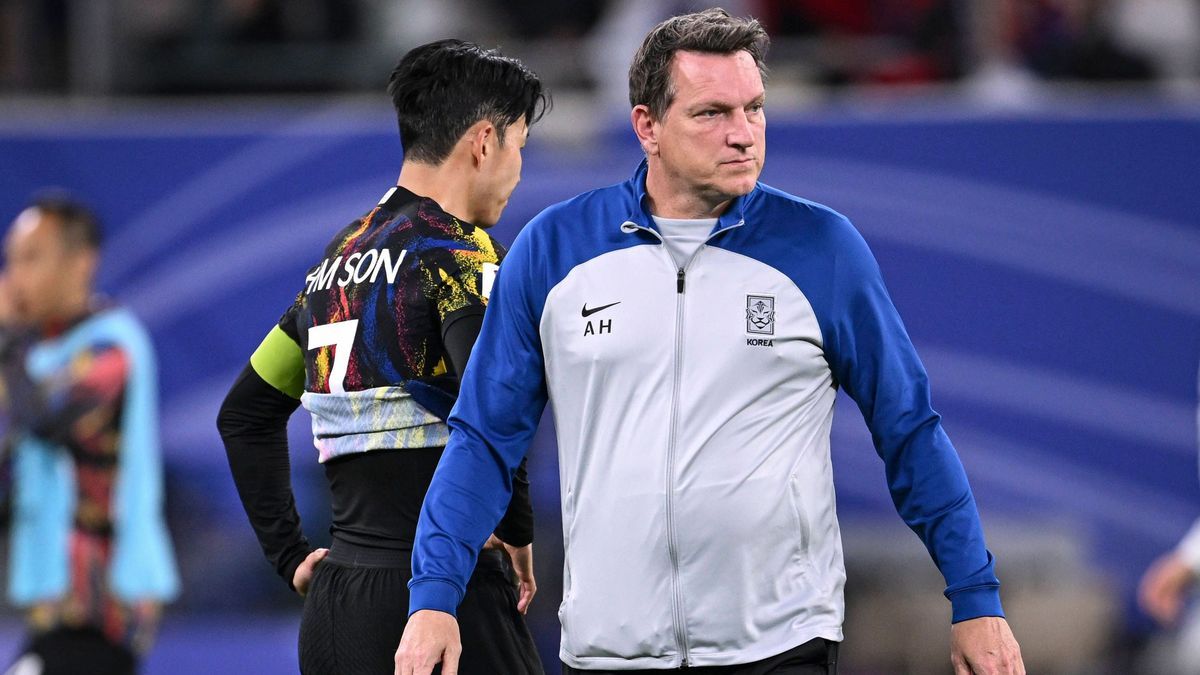 FUSSBALL AFC Asian Cup Halbfinale in Doha Jordanien - Suedkorea 06.02.2024 Enttaeuschung Suedkorea; Co Trainer Andreas Herzog (re, Oesterreich) und Son Heung-Min (li) *** FOOTBALL AFC Asian Cup sem...