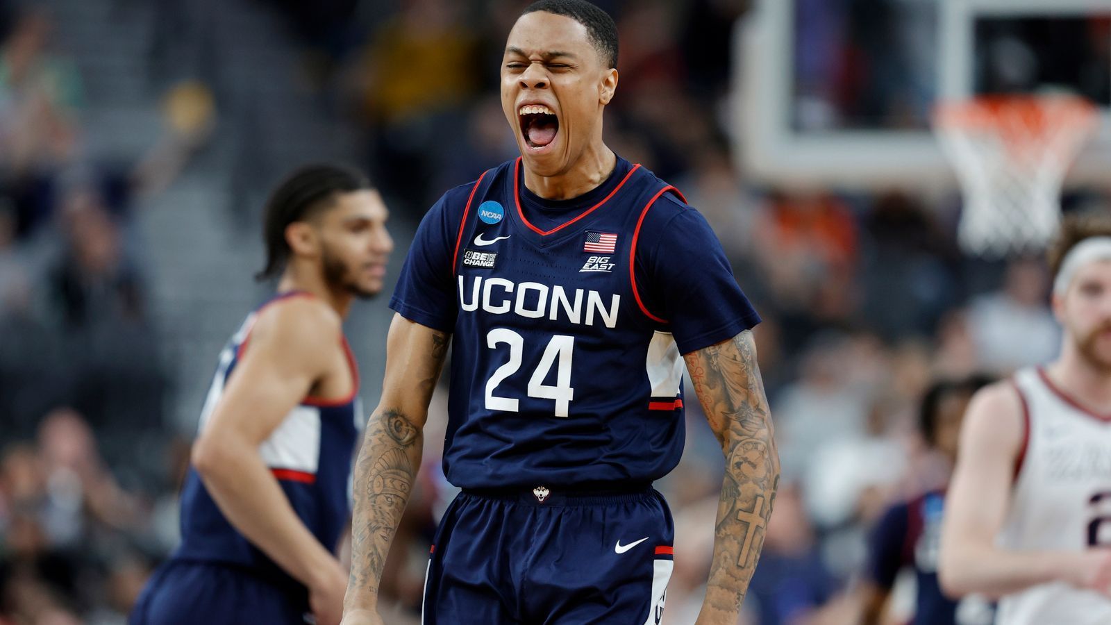 
                <strong>15. Pick: ATLANTA HAWKS Jordan Hawkins (Guard/Forward, UConn, 29. April 2002) </strong><br>
                Stats 22/23: 16,2 Punkte, 3,8 Rebounds, 1,3 Assists, Quoten: 41/39/89 (37 Spiele)Nach Dick ist Hawkins der vielleicht beste Shooter im Jahrgang, gerade aus der Bewegung heraus. Bei ihm sind die defensiven Bedenken zwar aufgrund seiner schmalen Statur noch größer, aber gerade in der Regular Season braucht es diese Spielertypen. Die Hawks hatten vergangene Saison die niedrigste Dreierrate der gesamten NBA – das wird Head Coach Quin Snyder unter keinen Umständen nochmal erlauben.
              