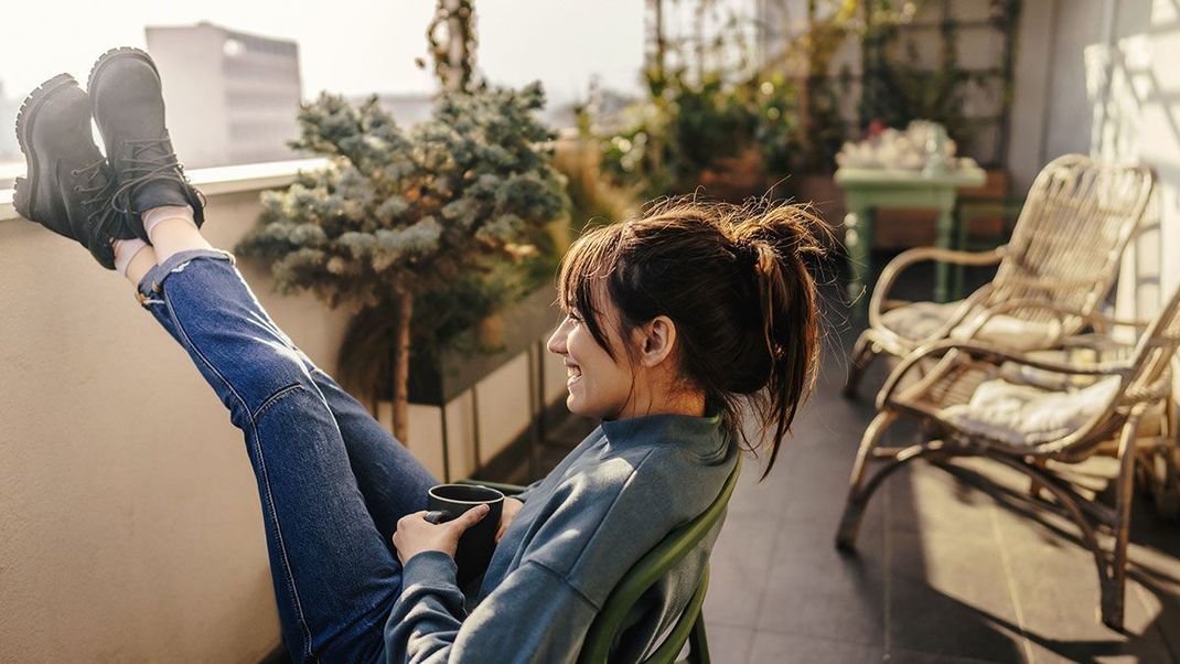 Eine halboffene Frisur mit eingebundenen oder hochgesteckten Haaren und einzelnen Haarsträhnen, die heraushängen – eine super angesagte Langhaarfrisur für laue Sommernächte. 