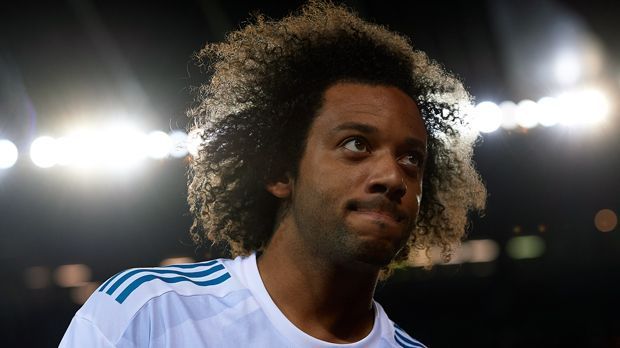 
                <strong>Marcelo</strong><br>
                Der Brasilianer ist an diesem Mittwoch eher linker Stürmer als Verteidiger. Marcelo schaltet von der ersten Minute in den Vorwärtsgang und glänzt mit starken Hereingaben und spektakulären Flankenwechseln. Barca bekommt Marcelo über 90 Minuten nicht in den Griff. ran-Note: 1 
              