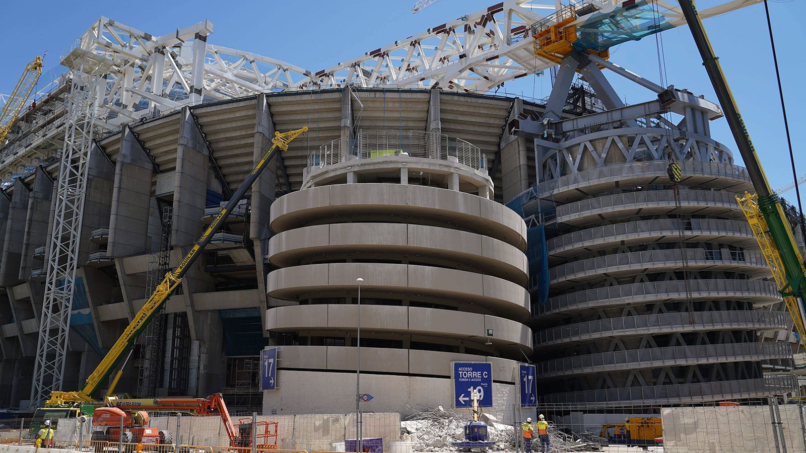 
                <strong>Die Bilder von Reals Stadionbaustelle</strong><br>
                Allerdings wird es nur begrenzte Kapazitäten geben. Aufgrund der Corona-Regeln in Spanien und des Baufortschritts werden gegen Celta Vigo nur 32.000 Zuschauer zugelassen sein. Im Normalzustand werden wieder über 70.000 Fans Platz haben.
              
