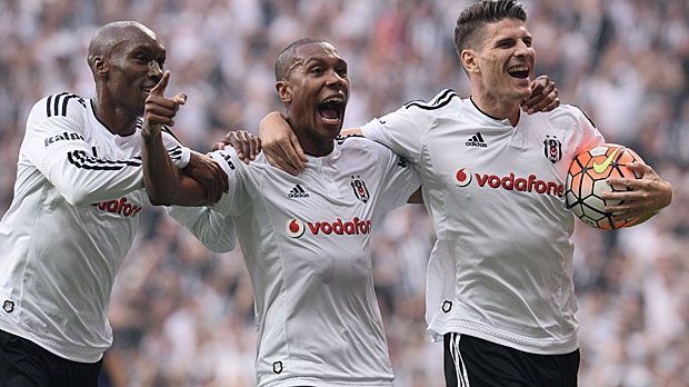 
                <strong>Besiktas Istanbul</strong><br>
                Besiktas Istanbul (Türkei): Am vorletzten Spieltag tütet der Traditionsklub die 14. Meisterschaft ein und erreicht damit zum ersten Mal seit der Saison 2009/2010 und insgesamt zum sechsten Mal die Gruppenphase der Champions League.
              