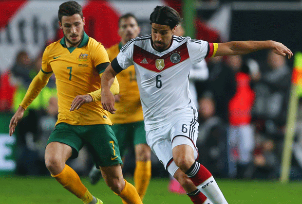 
                <strong>Sami Khedira</strong><br>
                Viel Schatten und nur wenig Licht: Dem Real-Spieler merkt man an, dass er in diesem Jahr bislang nur wenig Spielpraxis hat. Immerhin bereitet Khedira die deutsche Führung mit einem sehenswerten Alleingang vor. Geht in der 64. Minute vom Platz. ran-Note: 4
              