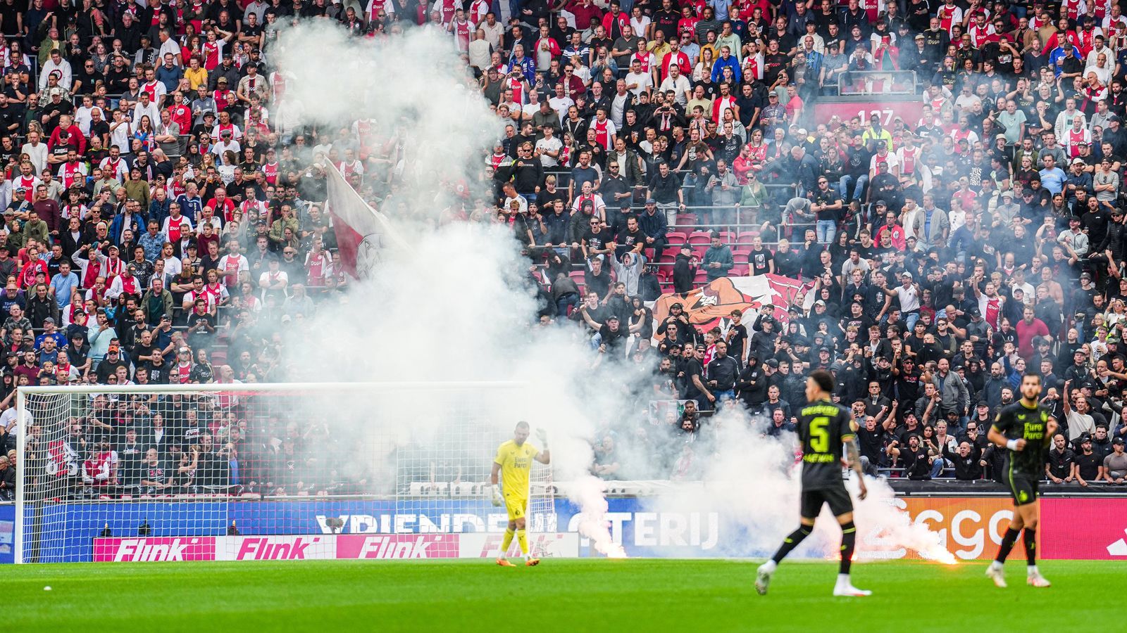 <strong>Flop: Ajax Amsterdam (Tabellenplatz 15, Niederlande)</strong><br>Erst enttäuschende Leistungen und jetzt das pure Chaos: In Amsterdam geht es drunter und drüber. Das Top-Spiel gegen Meister Feyenoord Rotterdam wurde am Wochenende nach <a href="https://www.ran.de/sports/fussball/eredivisie/news/ajax-amsterdam-feyenoord-rotterdam-ausschreitungen-spielabbruch-niederlande-eredivisie-321111">schlimmen Ausschreitungen</a> auf den Zuschauerrängen abgebrochen. Fans stürmten am Abend die Klub-Zentrale des Rekordmeisters.