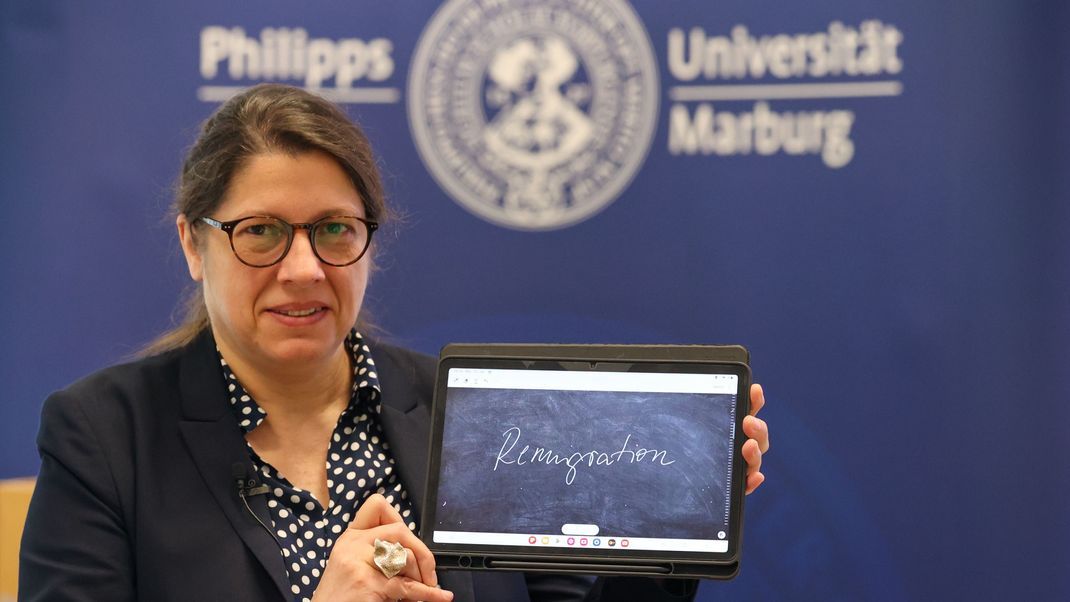 Constanze Spieß, Sprachwissenschaftlerin an der Philipps-Universität Marburg und Jury-Sprecherin, präsentiert das Unwort des Jahres 2023 "Remigration". 