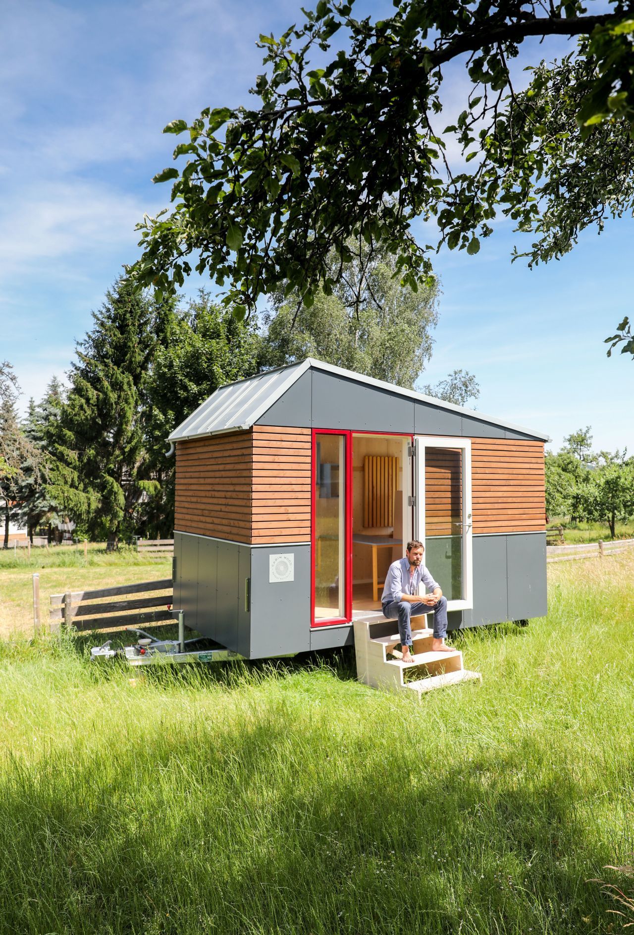 Im Tiny House auf wenig Raum leben, aber mitten im Grünen.