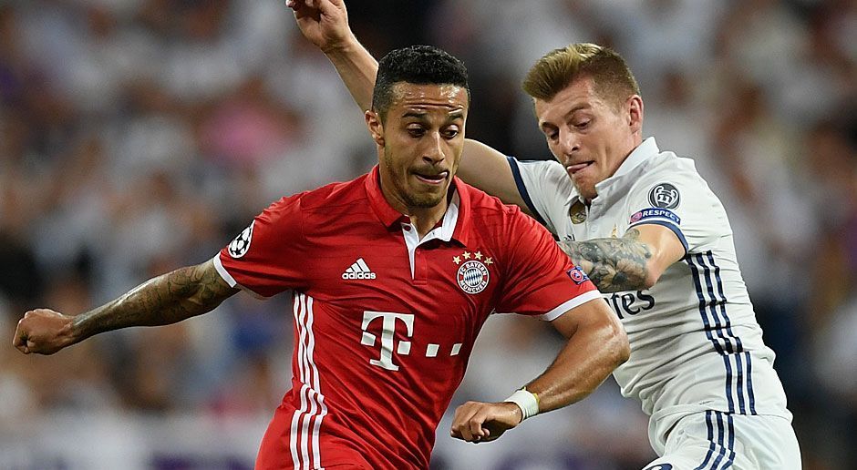 
                <strong>Toni Kroos</strong><br>
                Gewohnt sicherer Lenker des Real-Spiels. Hilft Marcelo oftmals gegen Robben und Lahm auf der linken Seite und leitet mit seinen Pässen immer wieder gefährliche Konter ein. Zeigt sich bei seinen Distanzschüssen heute jedoch zu ungefährlich. Lässt sich nach dem 1:0 der Bayern zu leicht überspielen und wirkt am Ende der regulären Spielzeit immer wieder defensiv überfordert. In der Nachspielzeit kann sich der 27-Jährige jedoch rehabilitieren und leitet mit seiner Flanke zum 2:2 den Sieg seiner Mannschaft ein.  ran-note: 3. 
              