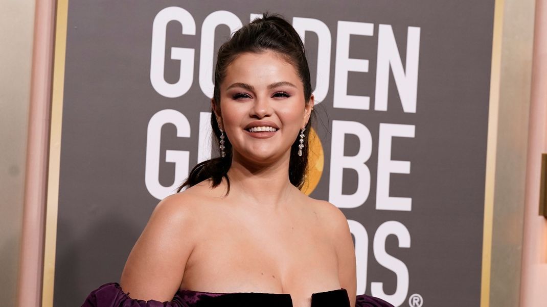 Selena Gomez zieht auf den Golden Globes alle Blicke auf sich, auch ohne Halskette.