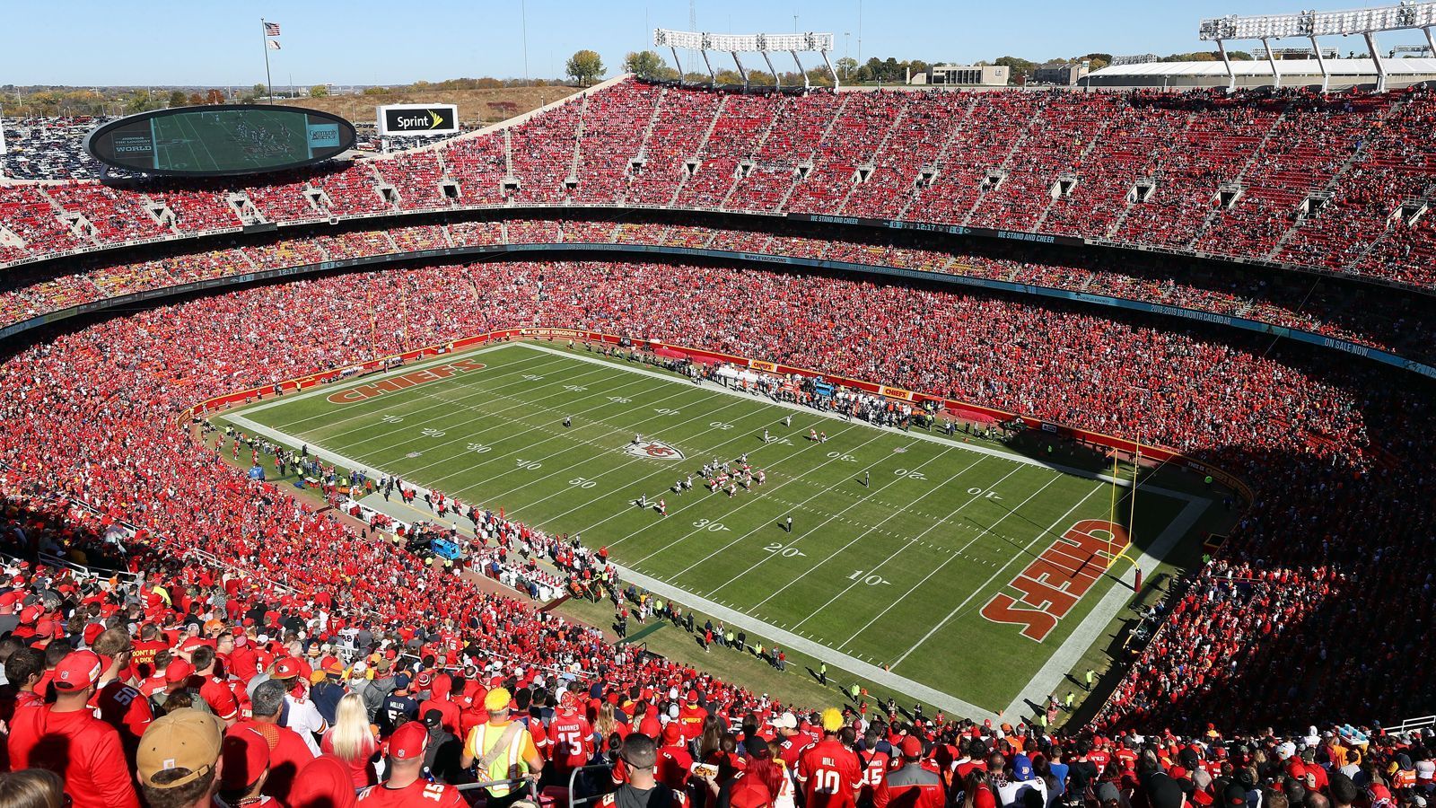 
                <strong>Platz 5: GEHA Field at Arrowhead Stadium (76.416 Plätze)</strong><br>
                GEHA Field at Arrowhead Stadium in Kansas City, Missouri. Eröffnet: 1972. Heimstadion der Kansas City Chiefs.
              