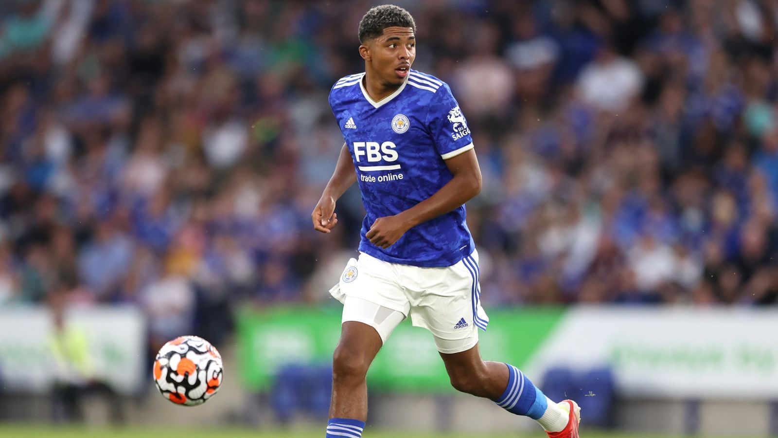 
                <strong>Wesley Fofana (Leicester City)</strong><br>
                Für die Innenverteidigung sollen die Madrilenen ebenfalls ein Talent im Visier haben: Wesley Fofana von Leicester City. Für den 21-jährigen Franzosen zahlten die "Foxes" im Sommer 2020 satte 35 Millionen Euro Ablöse. Seitdem kam der 1,90 Meter große Abwehrspieler immerhin zu 28 Premier-League-Einsätzen. Wegen eines Wadenbeinbruchs fiel Fofana in der laufenden Saison gänzlich aus. Der Vertrag des U21-Nationalspielers läuft noch bis 2025.
              