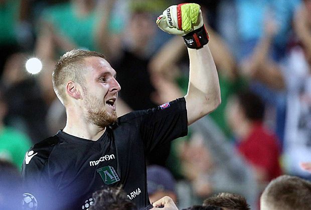 
                <strong>Der gefeierte Held</strong><br>
                Auf dem Platz wird der Einzug von Ludogorez Rasgrad in die Gruppenphase der Champions League ausgiebig gefeiert. Die Bulgaren bejubeln ihren Elfer-Killer und die Champions League hat einen neuen Helden.
              
