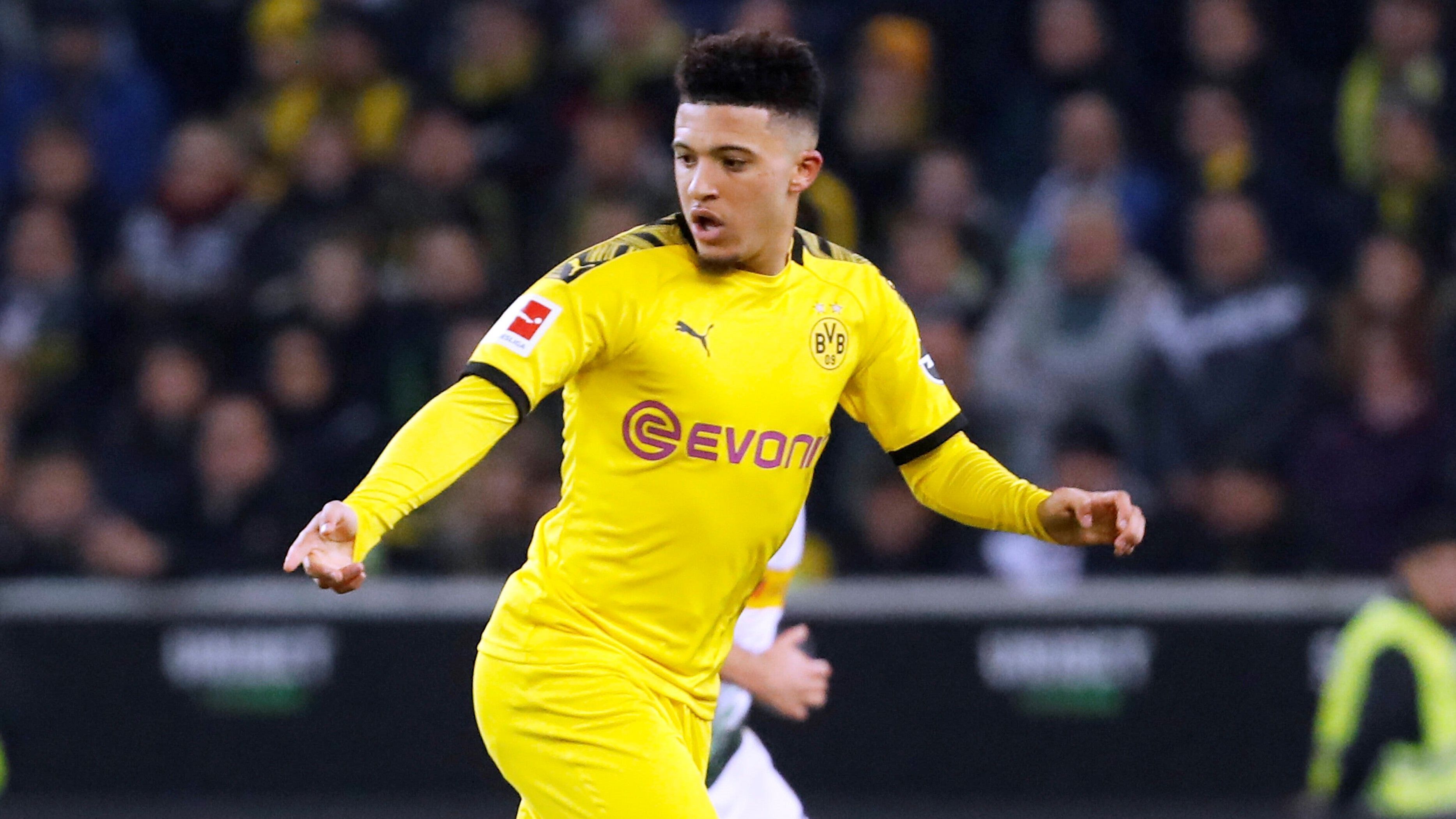 
                <strong>Jadon Sancho (Borussia Dortmund)</strong><br>
                Seit mehreren Monaten wird über einen Transfer von Dortmunds Jadon Sancho diskutiert. Der Rechtsaußen steht dabei besonders bei den Engländern im Visier. Zulezt galten der FC Liverpool, der FC Chelsea und Manchester United als Anwärter auf einen Transfer des 20-jährigen Mittelfeldstars. Der englische "Mirror" schränkt diesen Kreis nun weiter ein. Laut Berichten der englischen Tageszeitung sollen sich die "Reds"  endgültig aus dem Rennen verabschiedet haben. Die Gerüchte dürften den Preis des Top-Spielers jedoch noch weiter in die Höhe getrieben haben. Wie die "Sport Bild" berichtet, will Borussia Dortmund den Offensivstar nicht unter 130 Millionen Euro abgeben. BVB-Boss Watzke schloss zwar einen Notverkauf des 22-Jährigen aus, "am Ende des Tages muss man aber immer auch respektieren, was der Spieler will", sagte Watzke gegenüber "Bild am Sonntag". 
              