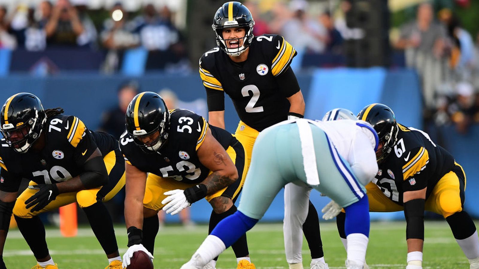 
                <strong>Mason Rudolph (Pittsburgh Steelers)</strong><br>
                Mason Rudolph und Neuzugang Dwanye Haskins kämpfen um die Rolle des Backups hinter Starting-Quarterback Ben Roethlisberger. Beide hinterließen einen ordentlichen Eindruck. Haskins brachte acht seiner 13 Pässe für 54 Yards an den Mann. Rudolph konnte allerdings mit sechs von neun erfolgreichen Pässen für 84 Yards einen Tick mehr überzeugen. Sein 45-Yard-Pass auf Chase Claypool bleibt in Erinnerung.
              