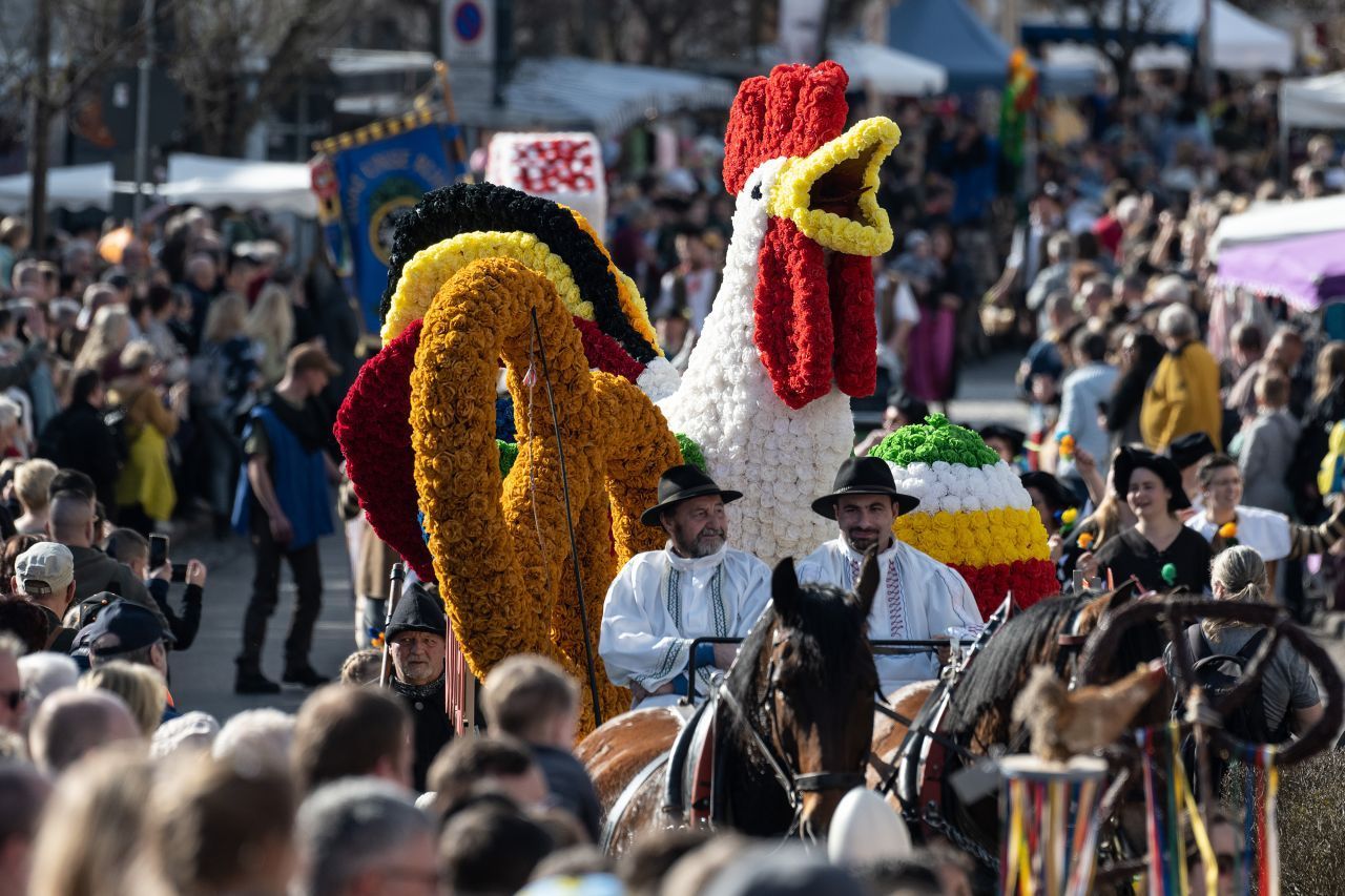 Eisenacher Sommergewinn: Auch Bräuche und Feste halten Einzug auf die Liste. 2016 wurde auch der Frühlingsbrauch aus Thüringen aufgenommen. Mit Musik und Tanz und einem großen Festtagsumzug feiern die Einwohner:innen den Sieg des Sommers über den Winter. Der Umzug findet seit 1897 statt. Vorformen dieses Festes gibt es aber schon seit dem 13. Jahrhundert. Der Eintrag gilt für die deutsche Liste.