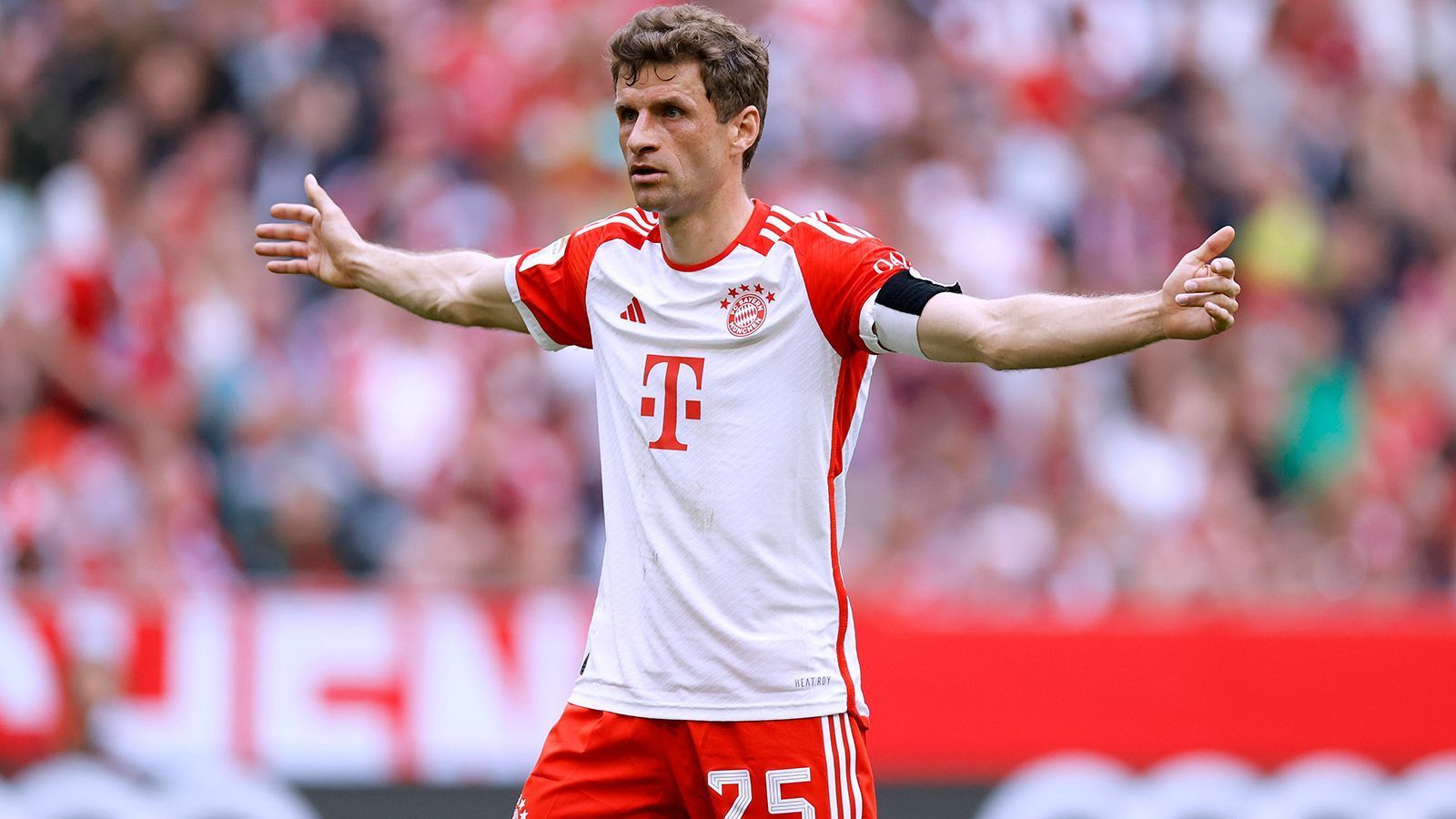 
                <strong>Thomas Müller (FC Bayern München) </strong><br>
                Thomas Müller ist mit Manuel Neuer der einzige aus der Wembley-Startformation, der noch beim damaligen Titelträger aktiv ist. Das Bayern-Urgestein ist mittlerweile 33 Jahre alt. Zuletzt kamen Gerüchte um einen möglichen Abschied des Bayers auf.
              